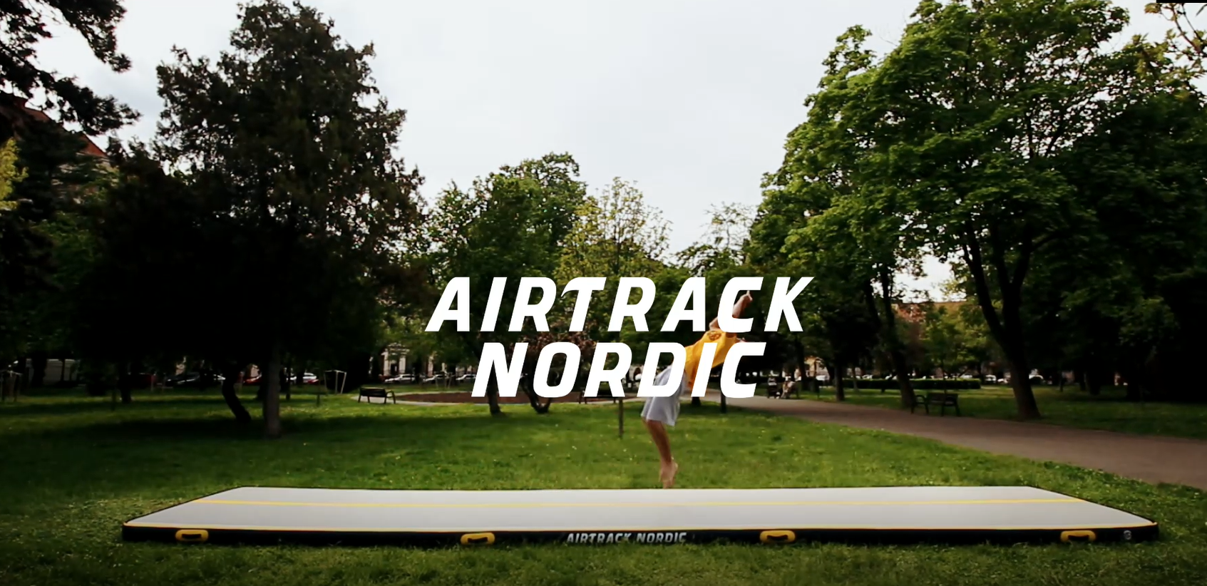 Tappetino Gonfiabile AirMat Nordic In Carbonio 6,1 M Con Pompa Elettrica - 1,5 M Larghezza, 15 Cm Spessore Per Ginnastica E Cheerleading