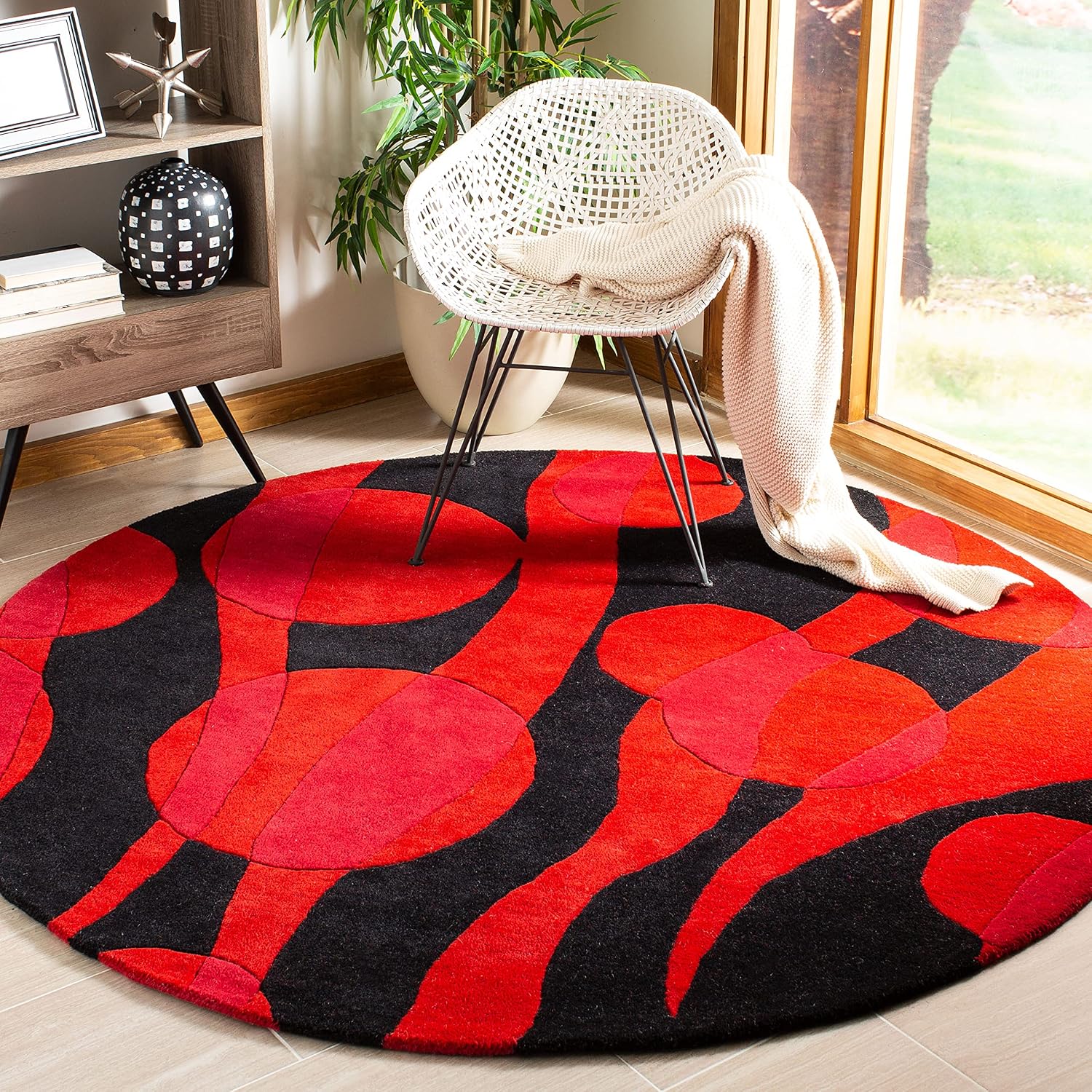 SAFAVIEH Soho Collection Runner Rug - 2'6" x 12', Black & Red, Handmade Wool, Ideal for High Traffic Areas in Living Room, Bedroom (SOH755A)