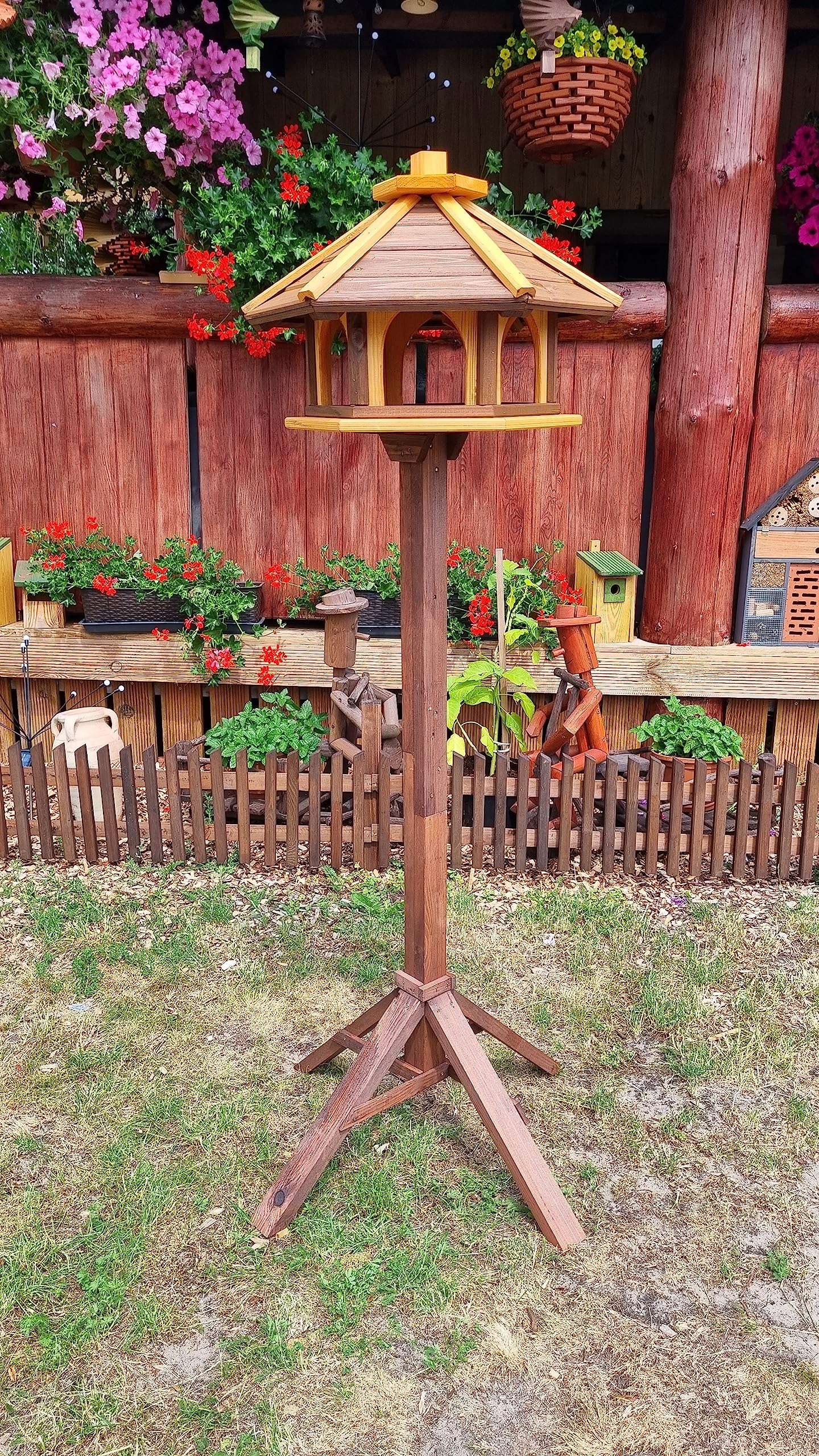 Pajarera con soporte de madera, resistente a la intemperie, comedero para pájaros, comedero para pájaros silvestres, comedero para pájaros para colocar en el jardín, balcón (marrón + amarillo)