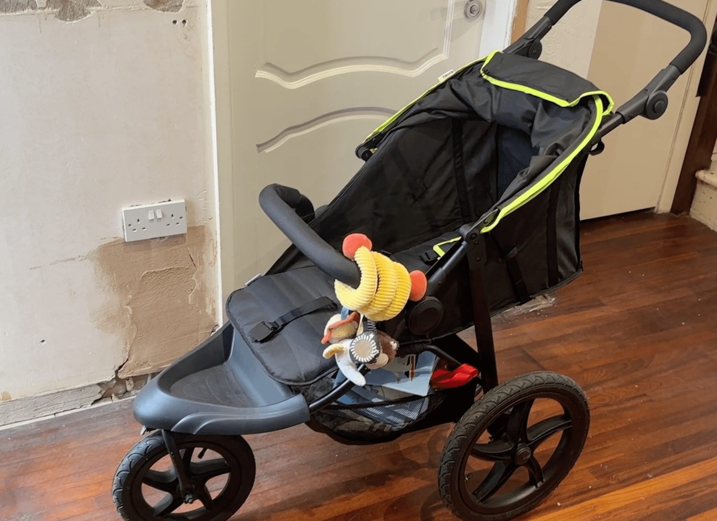 Watch 6 month review of the hauck runner 2 pushchair on Amazon Live