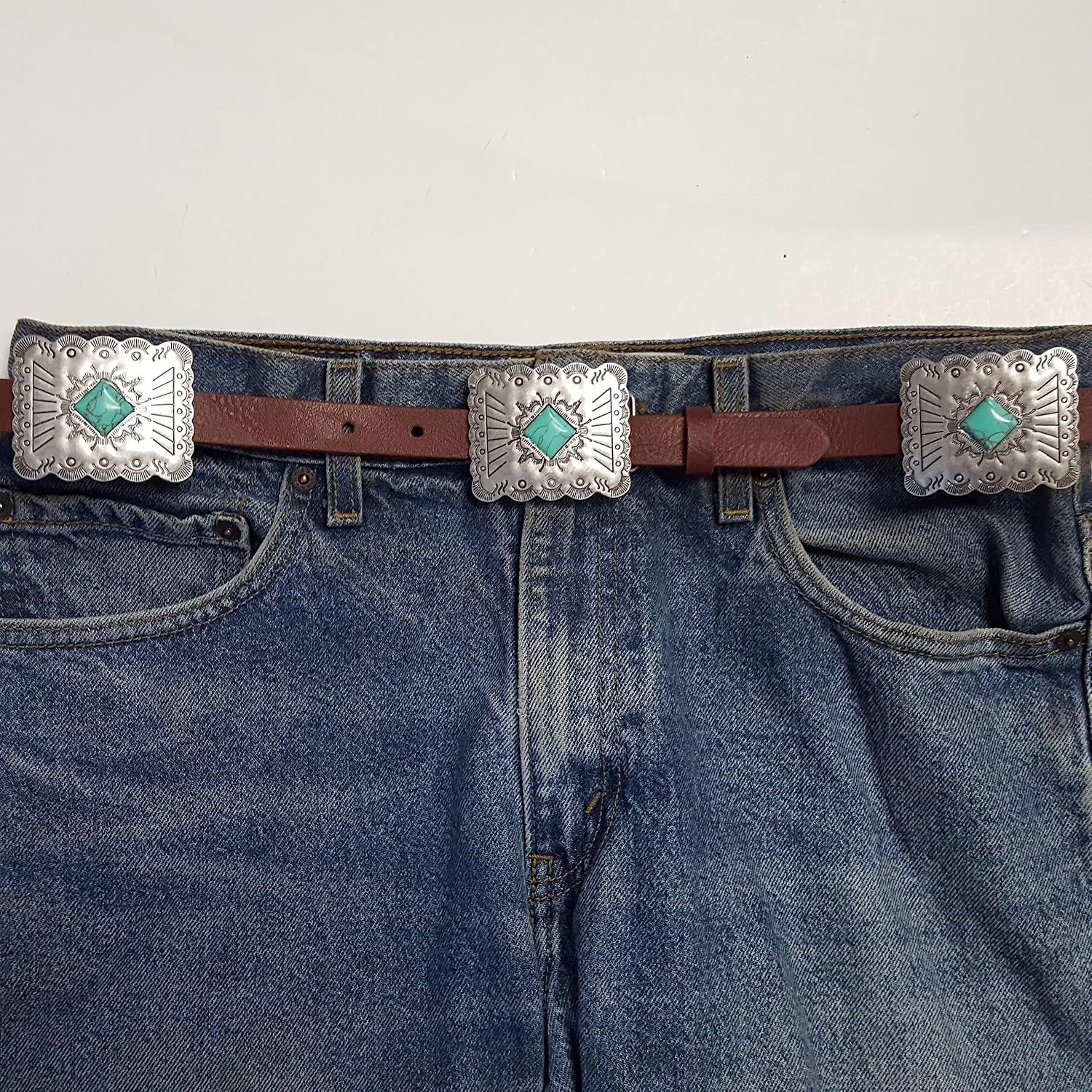 Western-Inspired Scalloped Edge Concho Belt w. Stones