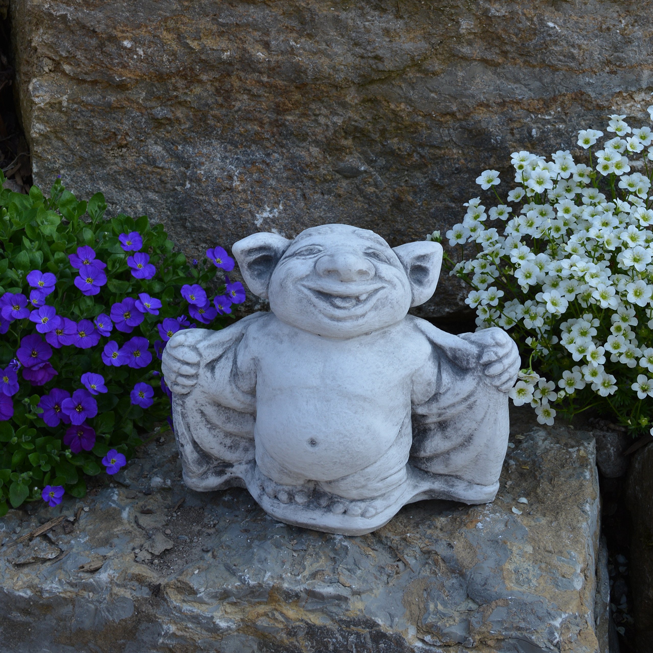 gartendekoparadies.de Massive Steinfigur Lustiger Troll Fledermaus Dracula, Grau, Höhe 20 cm, 4 kg, Figur aus Steinguss Frostsicher für den Außenbereich