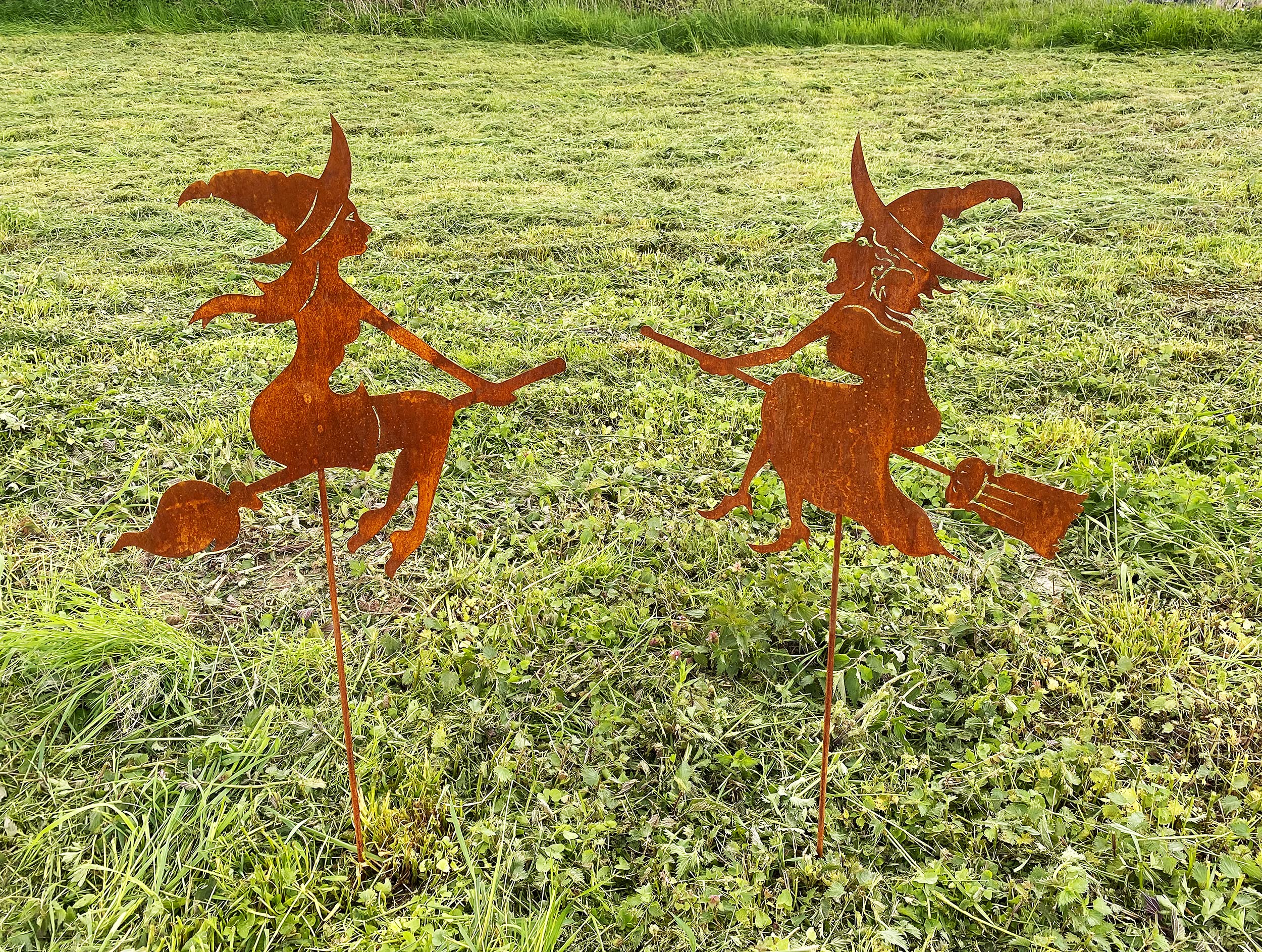 STEINFIGURENWELT GIEBEN Alte Hexe auf Besen fliegend groß 57x54cm + Stab Gartenstecker Edelrost