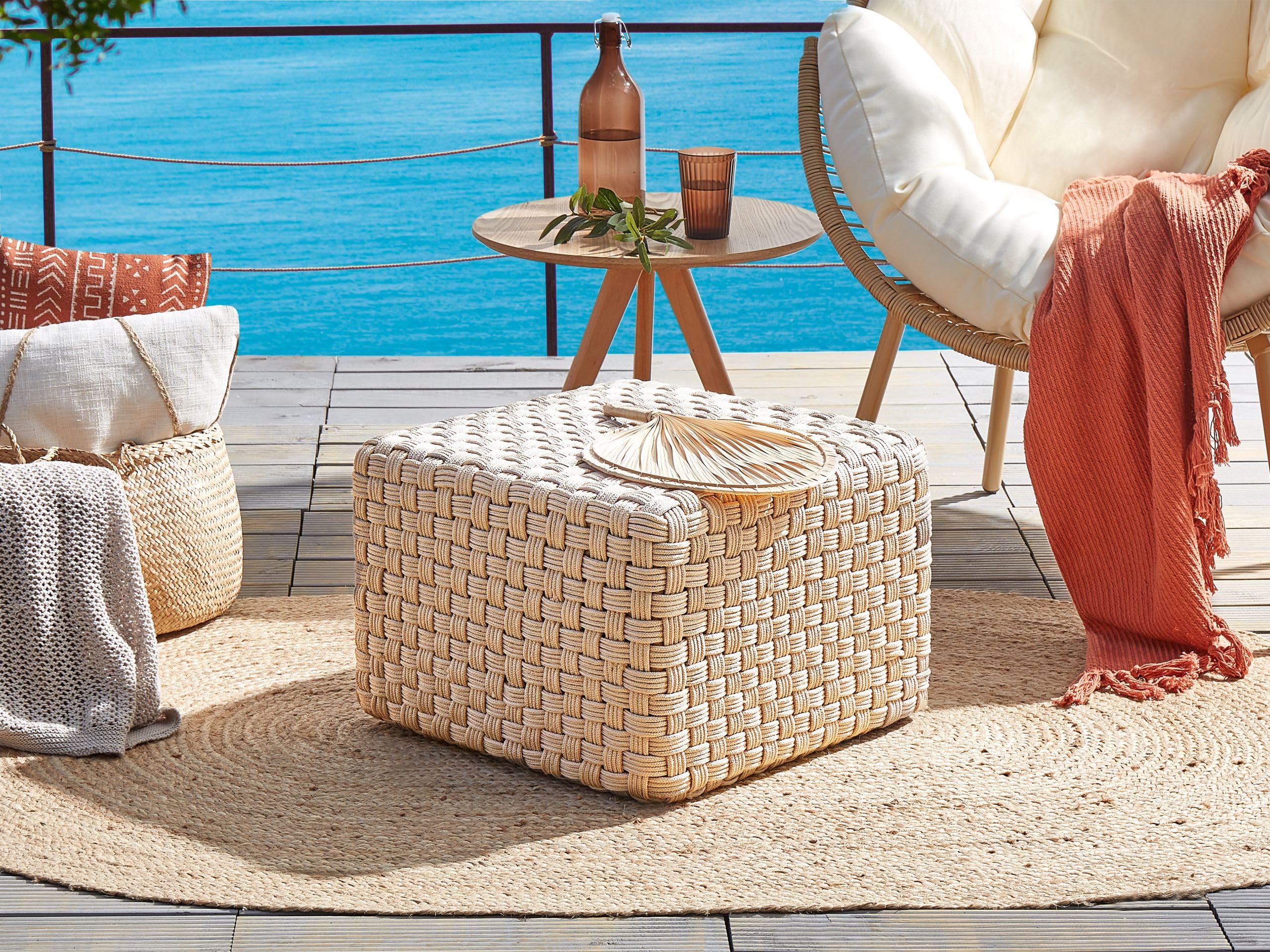 Beliani Pouf d'Extérieur Tissé à la Main Ottoman de Jardin 50 x 50 cm Matière Synthétique Beige Clair Nalli