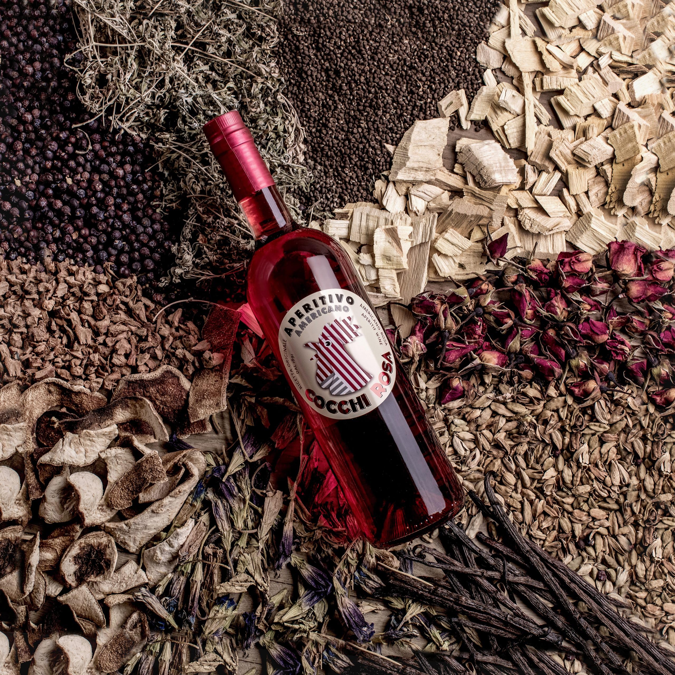 COCCHI - Americano Rosa - Apéritif à base de Vin - 16,5% Alcool - Origine : Italie/Piémont - Notes de vanille et de fleurs - A déguster pur ou en cocktail - 75 cl