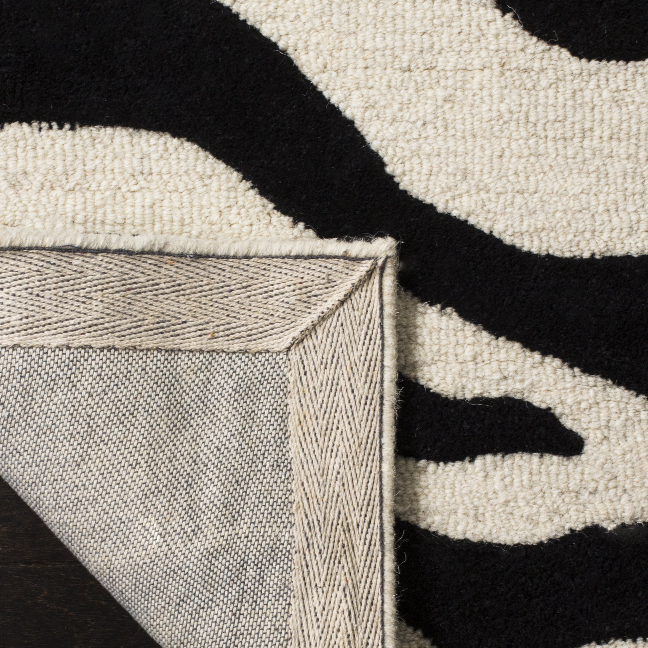 SAFAVIEH Tapis Imprimé Animalier Salon, Salle à manger, Chambre à coucher - Cambridge Collection, Tapis à poil court, Ivoire et noir, 76 X 244 cm