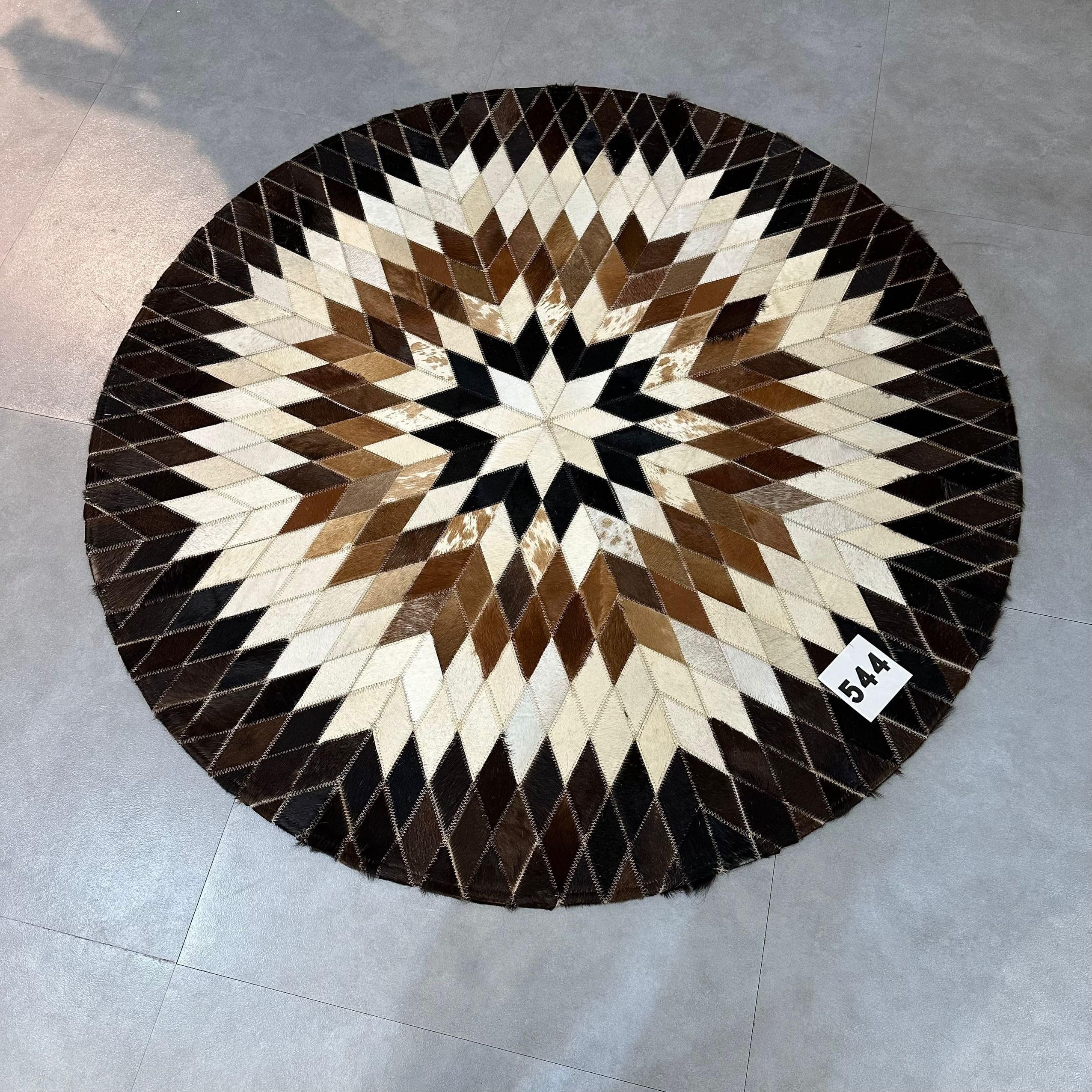 Tapis en fourrure minimaliste en peau de vache naturelle et épaisse