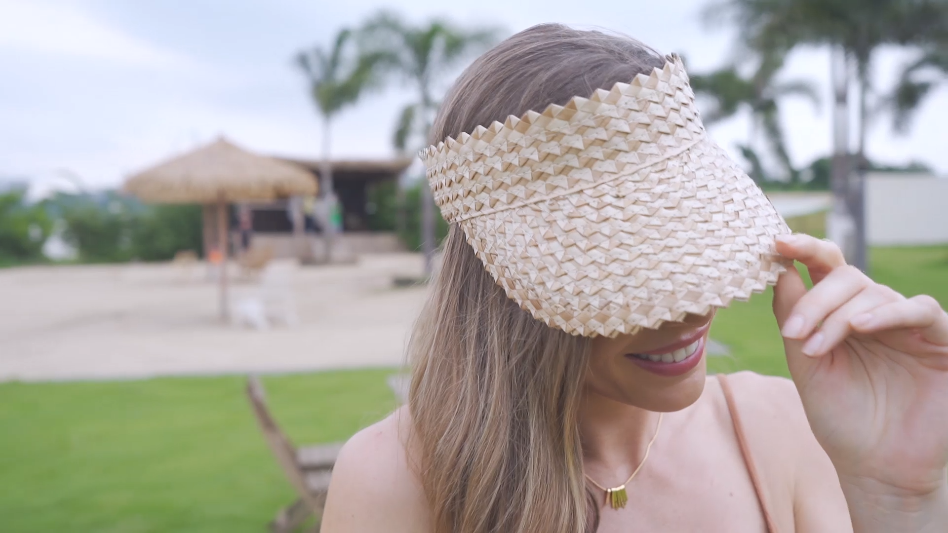 Beach Riot‎ Straw Sun Visor Hat OS Natural Woven Summer Resort Style Beach Sun Hats for Women, Hand Woven Natural Straw Visors  main image 4