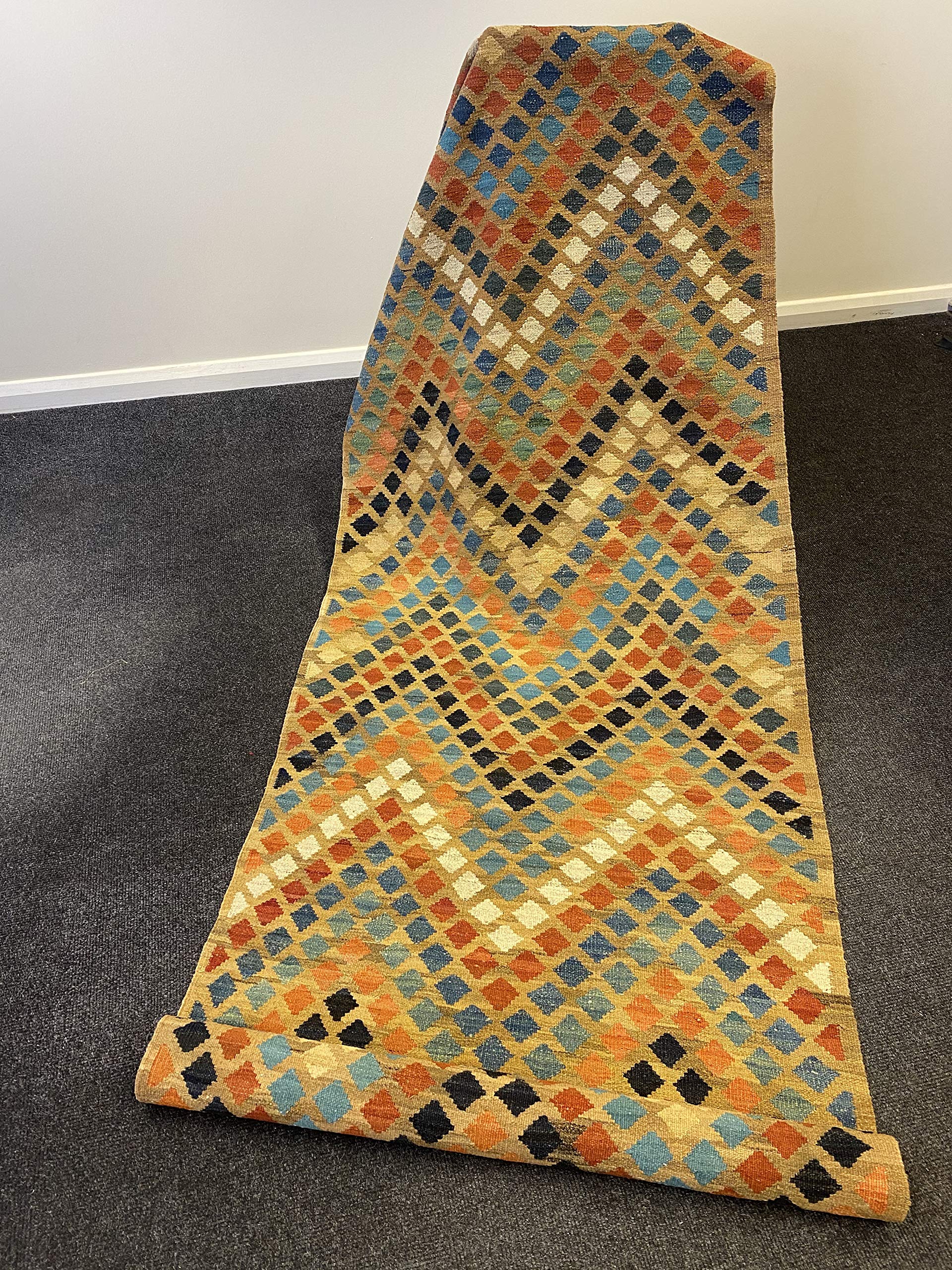 Tapis oriental kilim afghan pour sublimer un grand couloir d'entrée