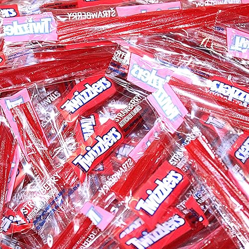 Twizzlers Caramelos de regaliz de fresa, dulces con sabor a fresa, envueltos individualmente, paquete a granel de 5 libras