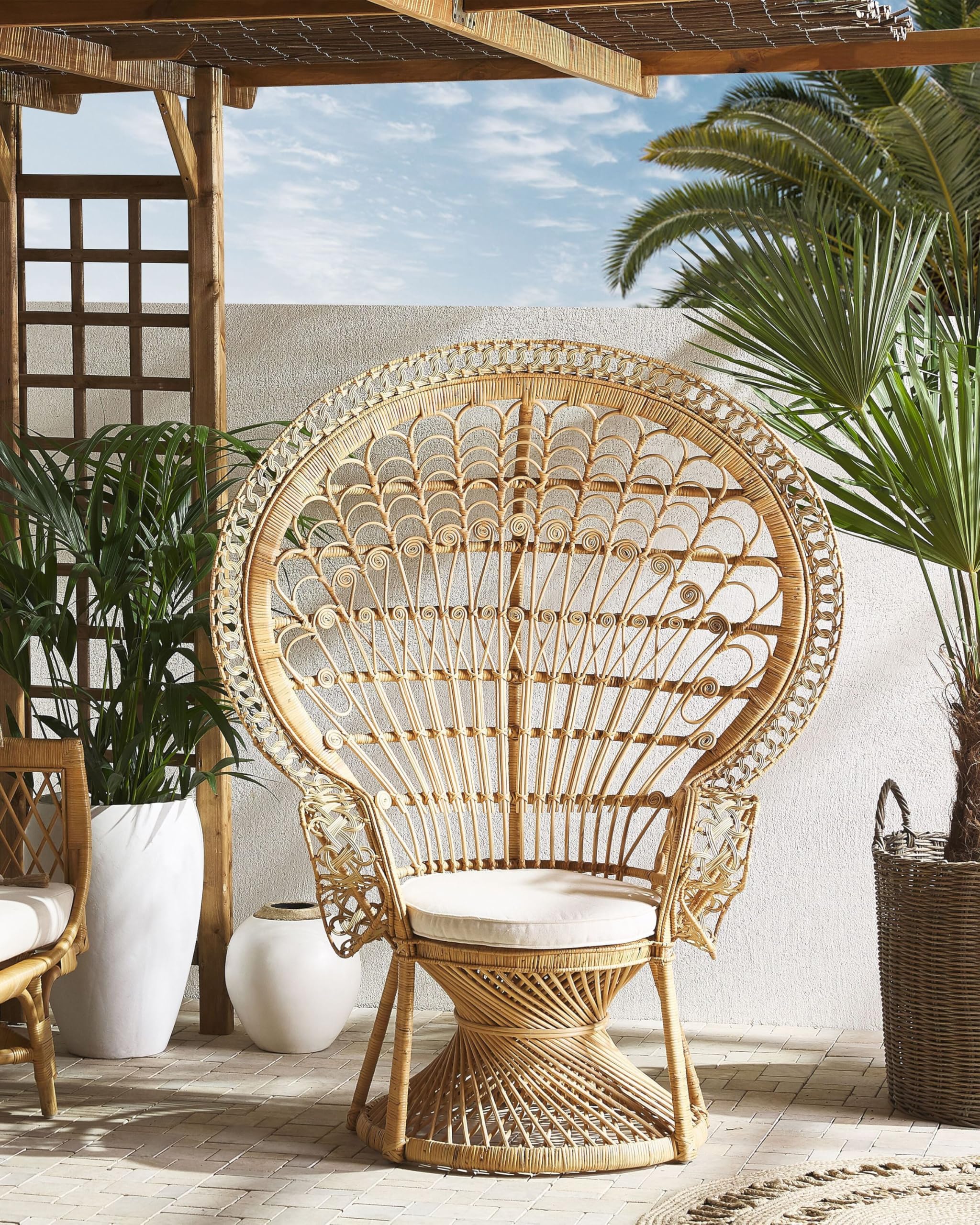Beliani Outdoor/Indoor Pfauensessel aus Rattan beige mit Sitzkissen Boho Stil Emmanuelle