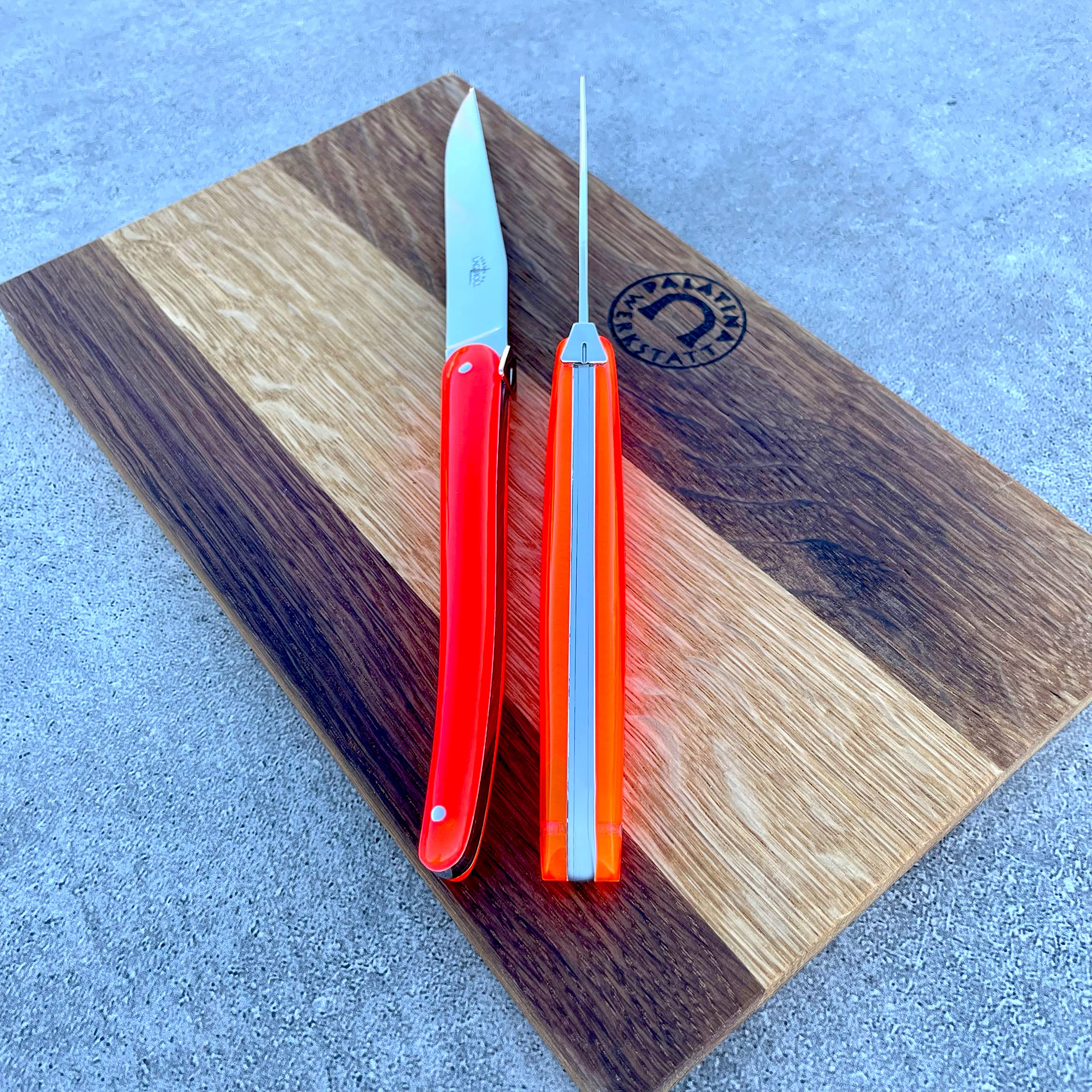 Forge de Laguiole - Juego de 2 cuchillos para carne (pulidos, mango acrílico, 30 x 18 cm), color rojo