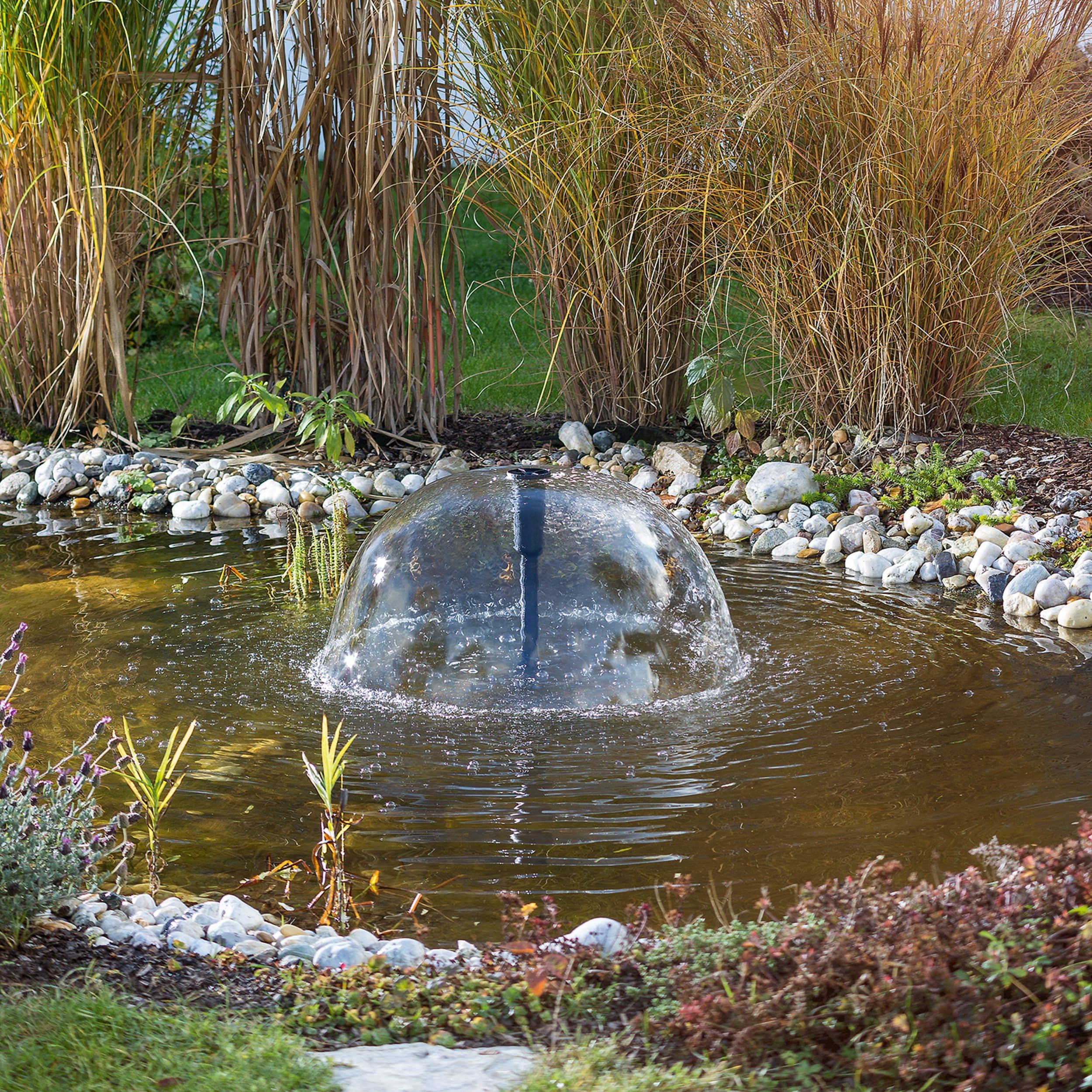 esotec Teichpumpe mit Sprinklerset, Springbrunnenpumpe, Wasserspiel Pumpe, Solarbrunnen Pumpe 2500 l/h 12-18 VDC IP68 außen 101997