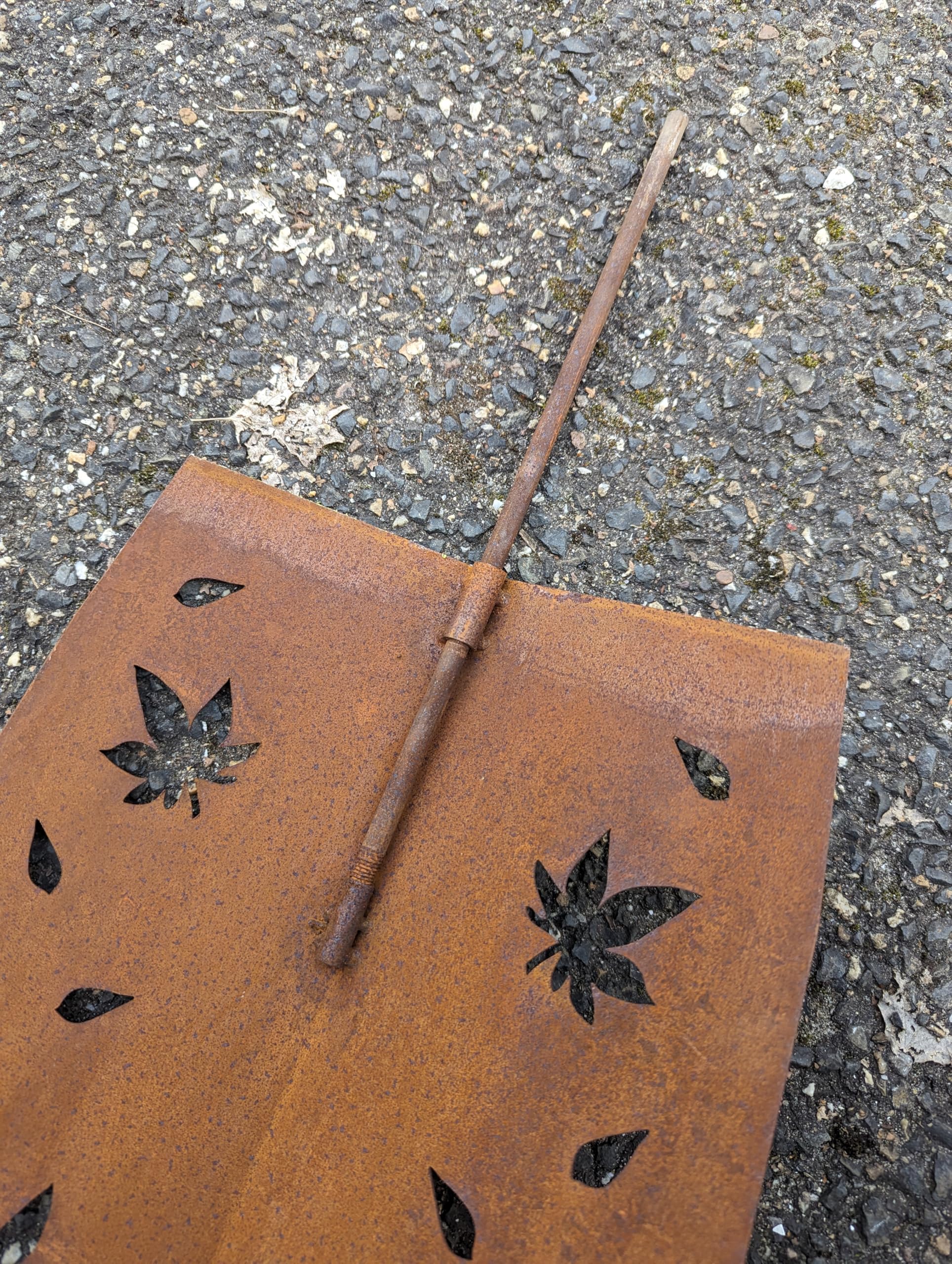 Zen Man Edelrost Gartenstecker Skulptur aus Metall, Glaskugel 6cm Grün, Rost H150cm, 032219