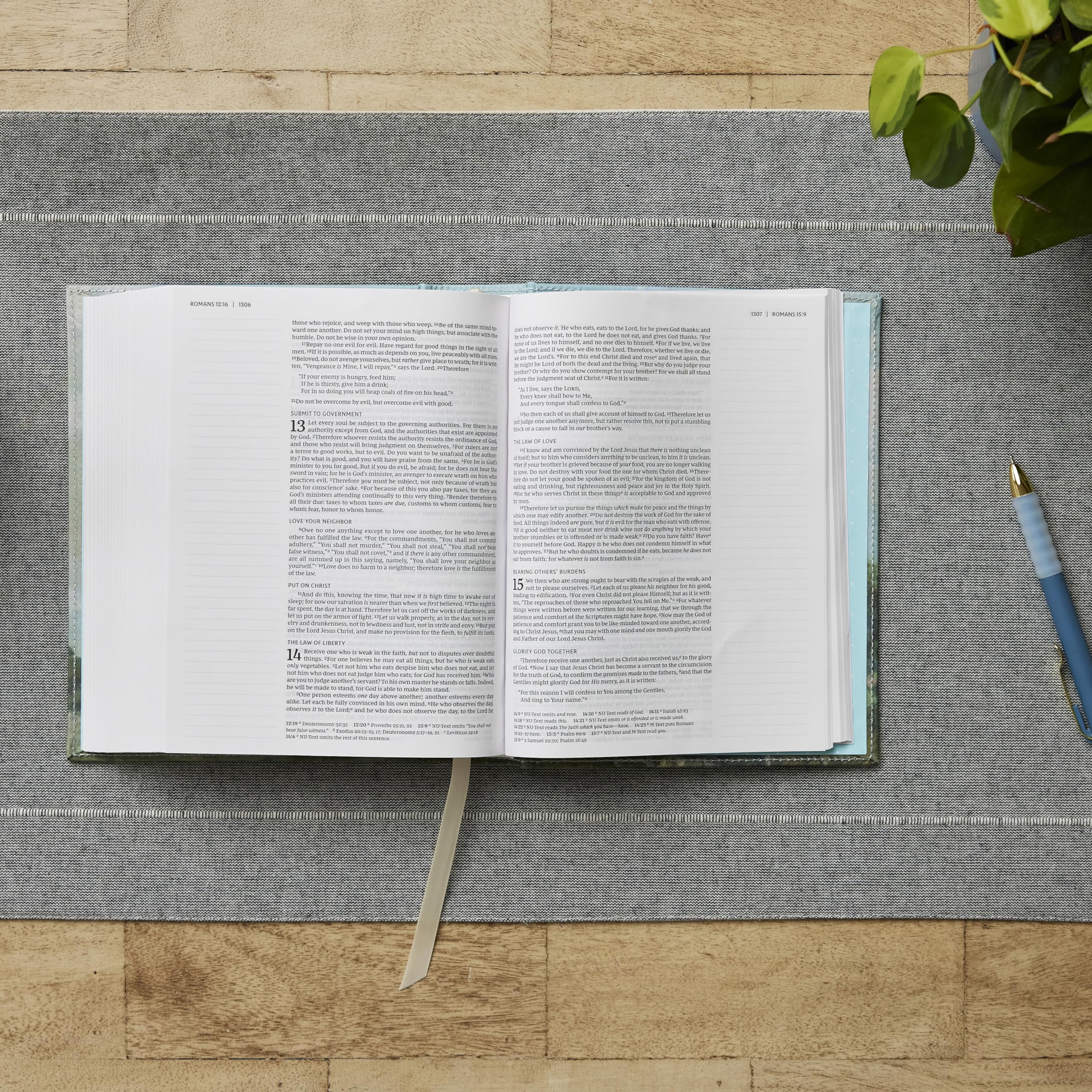 NKJV, Journal the Word Bible, Cloth Over Board, Gray Floral, Red Letter Edition, Comfort Print: Reflect, Journal, or Create Art Next to Your Favorite Verses
