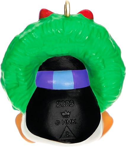 Miniatura 2 de Hallmark Keepsake Adorno de Navidad en miniatura de 1 pulgada 2023, pingüinos pequeños, una corona de bienvenida miniatura, regalos para ella