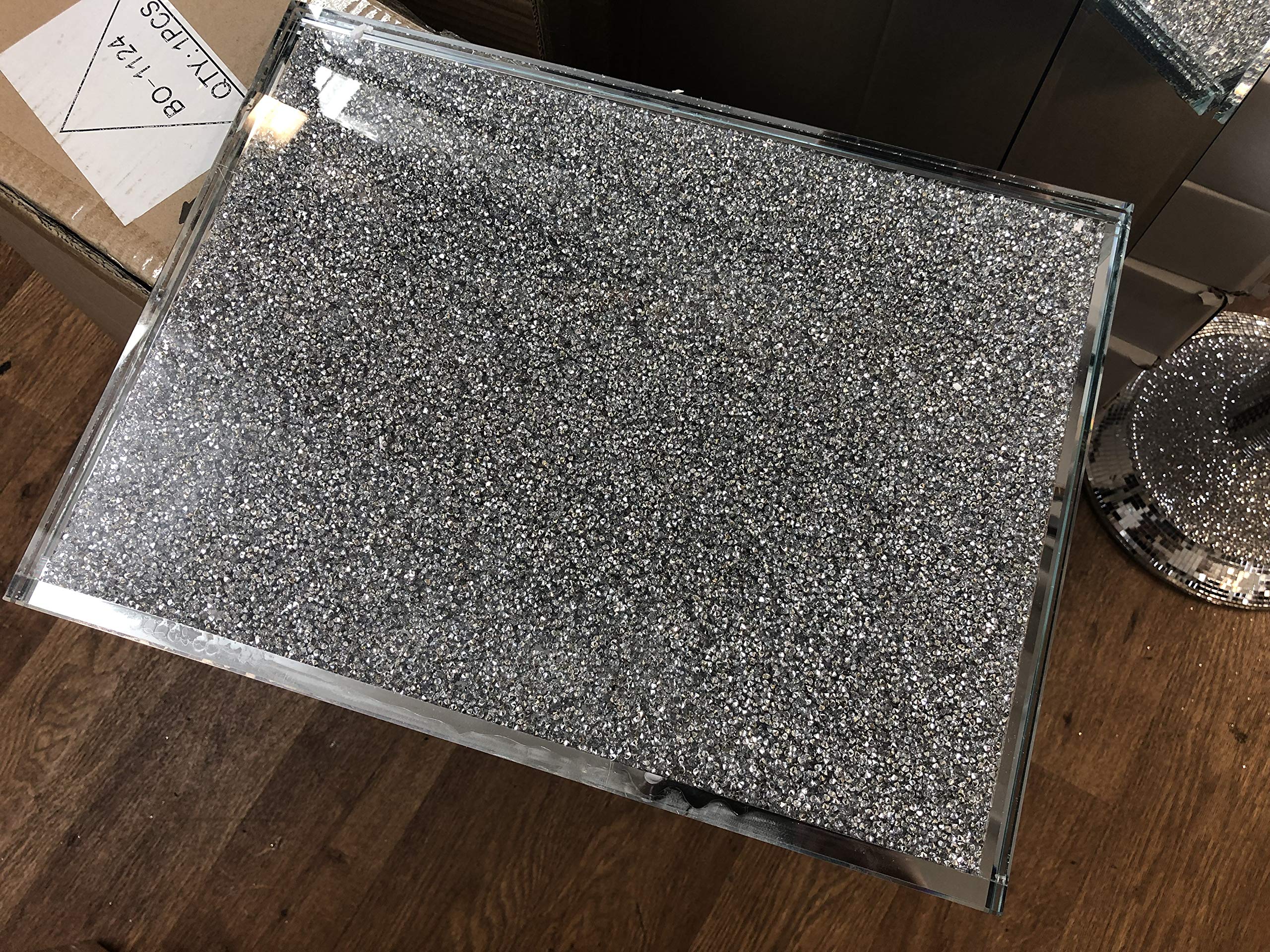 Planche à découper argentée remplie de cristaux de diamant écrasé