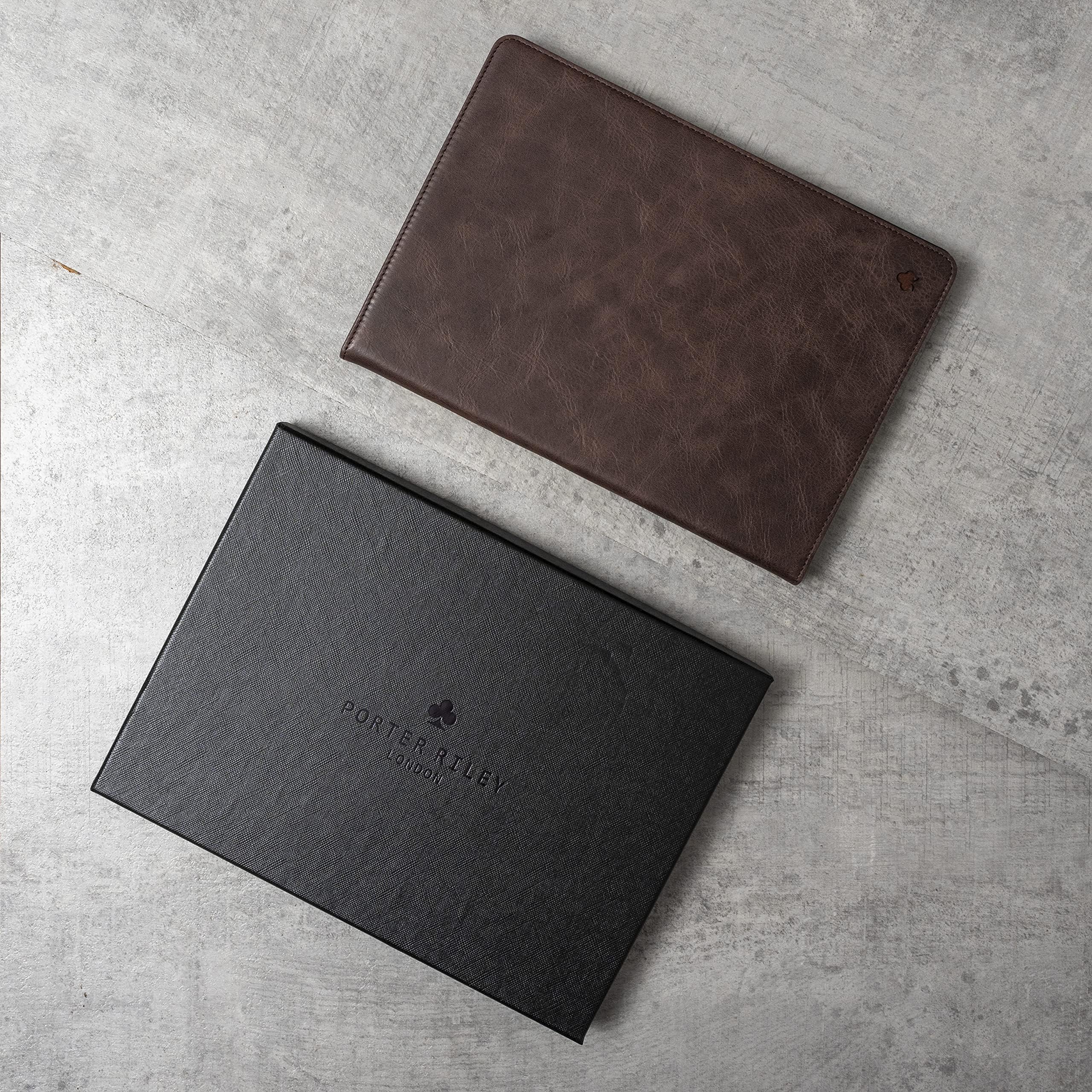 Porter Riley – Lederhülle kompatibel mit iPad Air 13" M4 (2026), M3 (2025) & M2 (2024). Hochwertiges Echtleder Standcase/Cover/Flip (Schokoladenbraun)