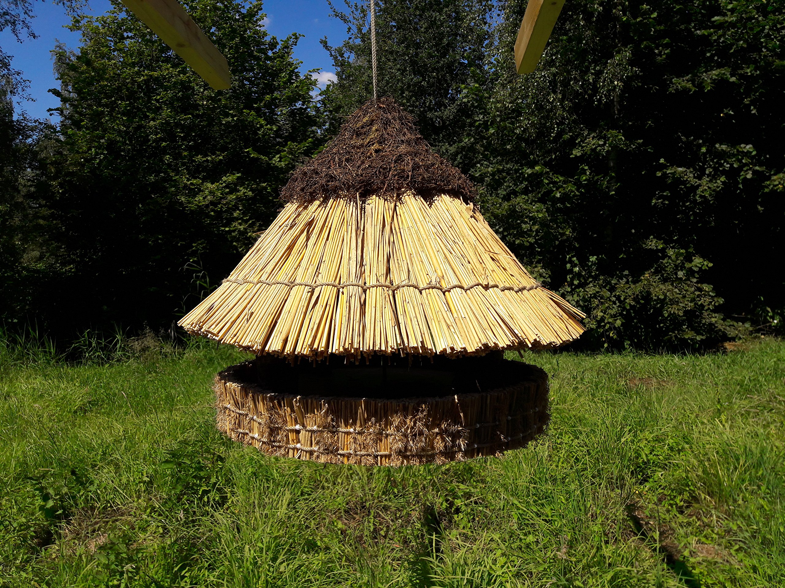 Vogelfutterhaus mit Reetdach und Heidekappe, Heidehütte mittel, mit Aufhängung