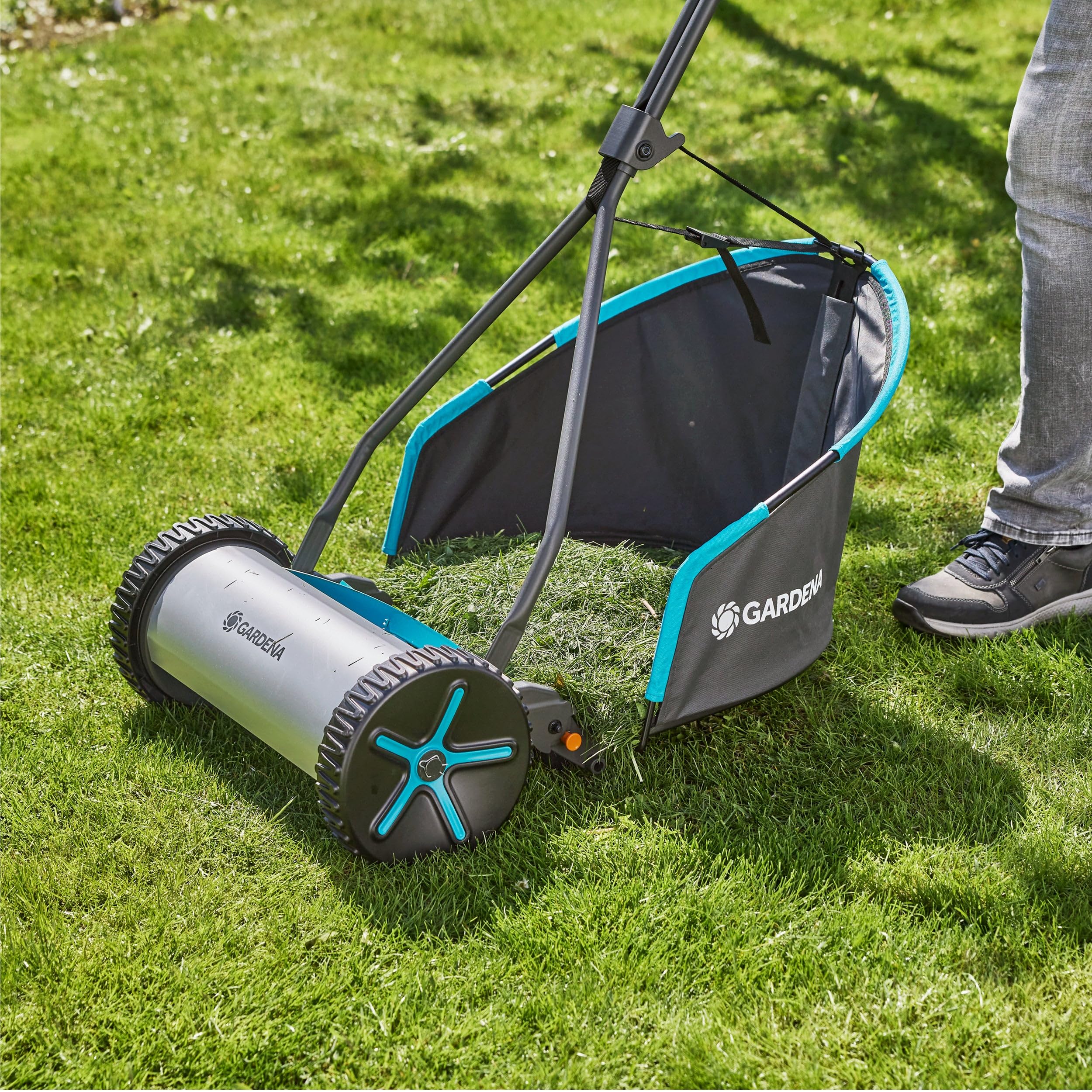 Gardena Grasfangkorb Cylinder Lawnmowers: Kann als Schaufel verwendet werden, Platzsparende Aufbewahrung, 49 Liter Fassungsvermögen, Kompatibles Design, Einfach zu leeren (11770-20)