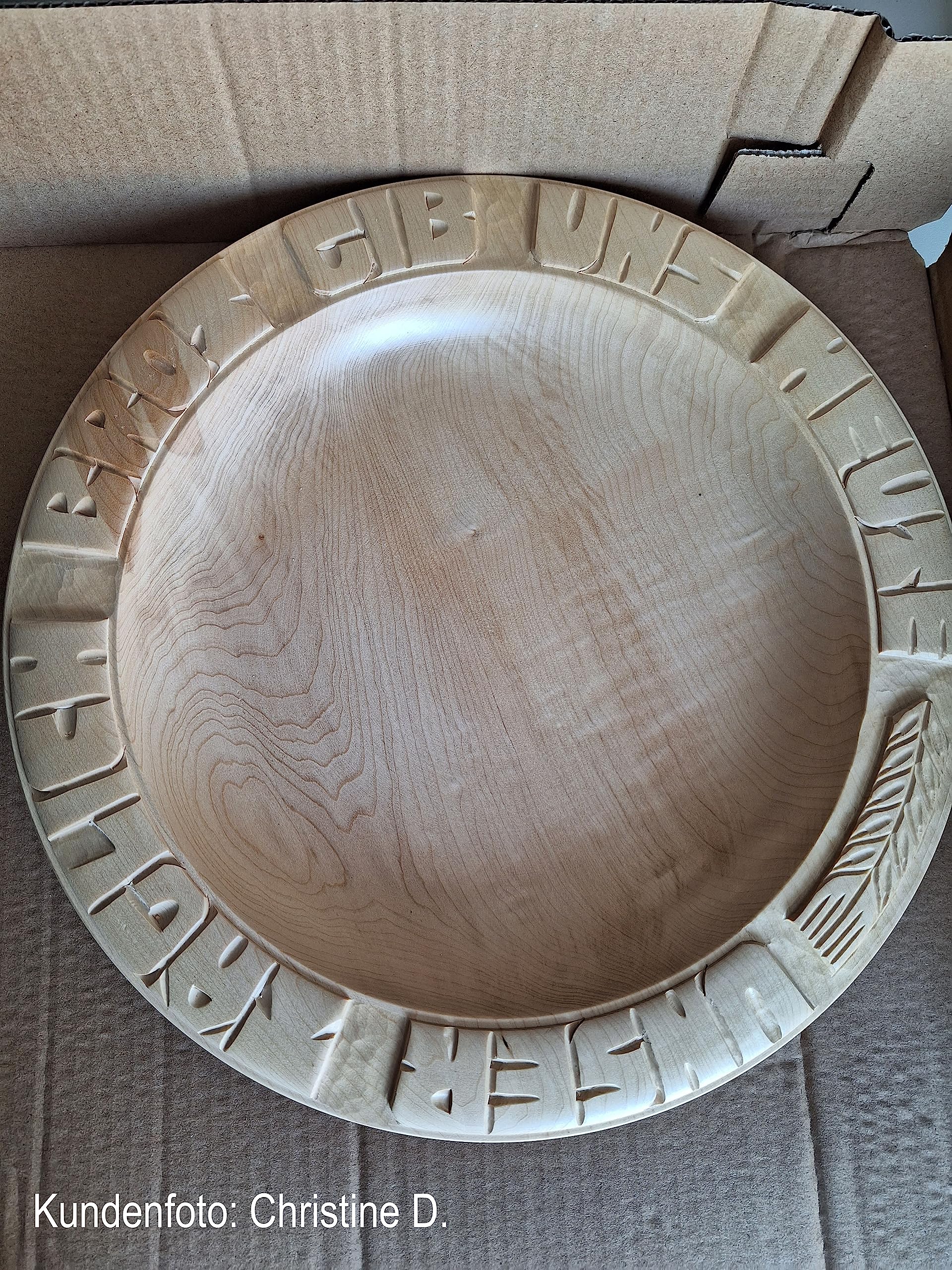 CleanPrince AHORN 28-30 cm Brotteller handgeschnitzt, mit eingeschnitztem UNSER TÄGLICH BROT GIB UNS HEUTE, Höhe ca. 4-4,5 cm, Holz Ahornholz Holzteller MADE IN GERMANY