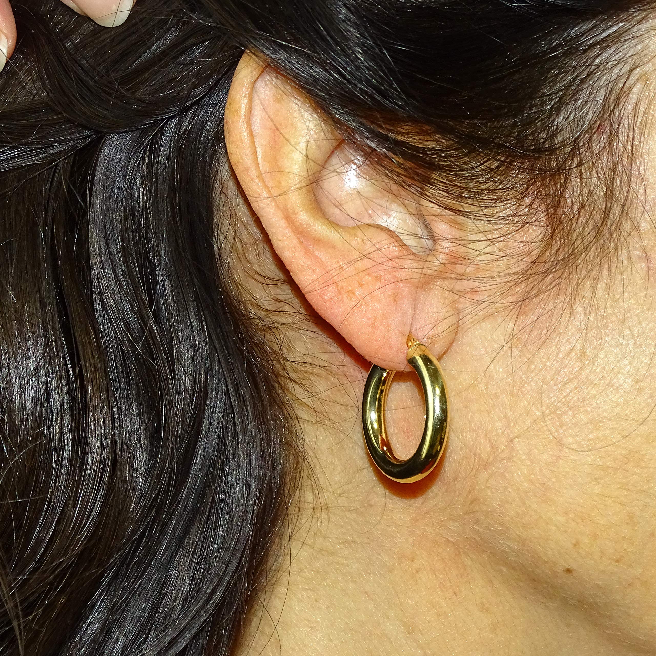 Pendientes aros de tubo ancho de 4mm y 2.30cm de diámetro exterior. Peso; 3.10gr de oro de 18k.