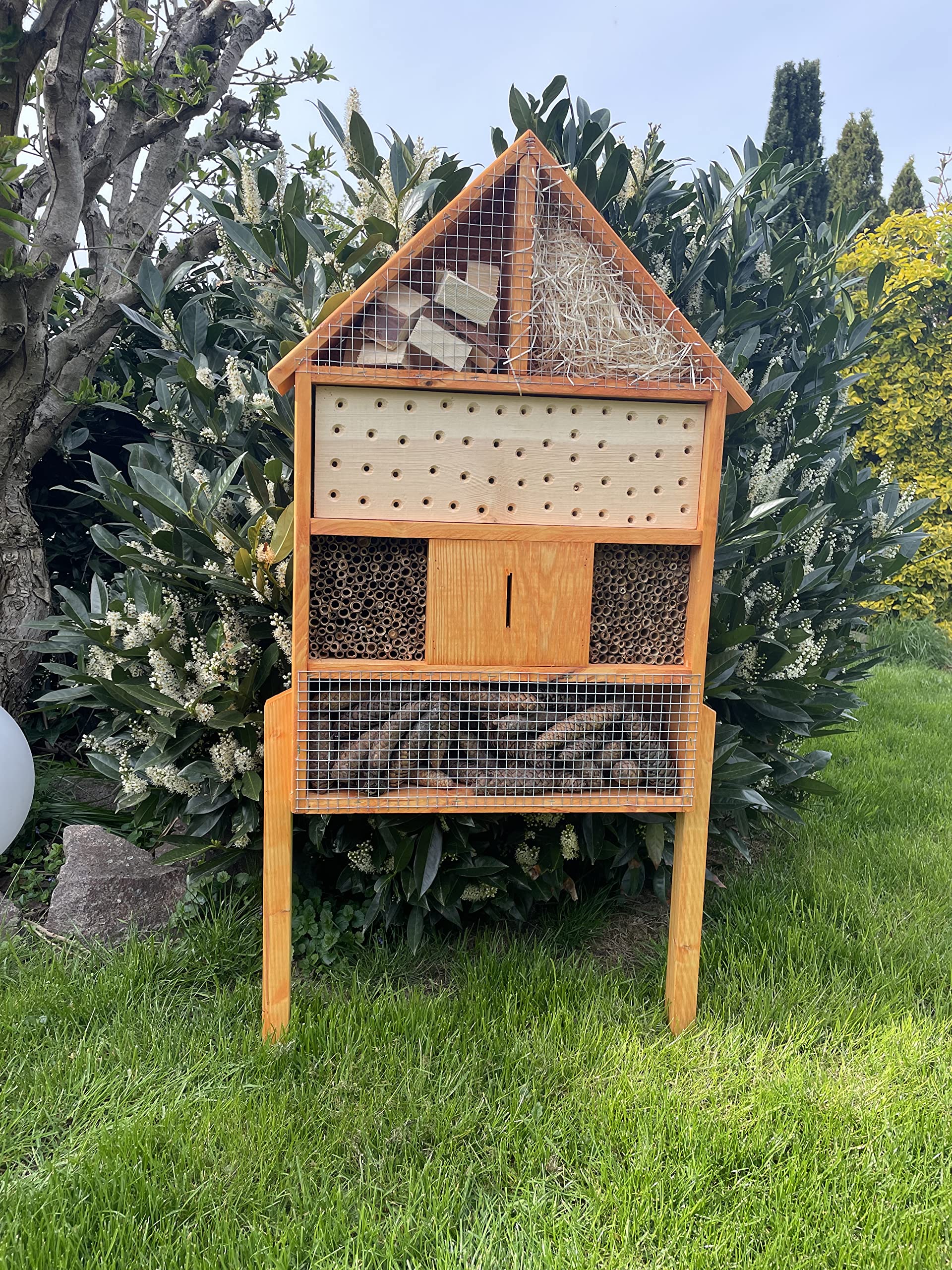 Hotel de insectos macizo hecho a mano XL de madera con soporte, 97 x 51 x 12 cm (alto x ancho x profundidad), abejas silvestres, nido, hotel de abejas, casa para insectos, color marrón
