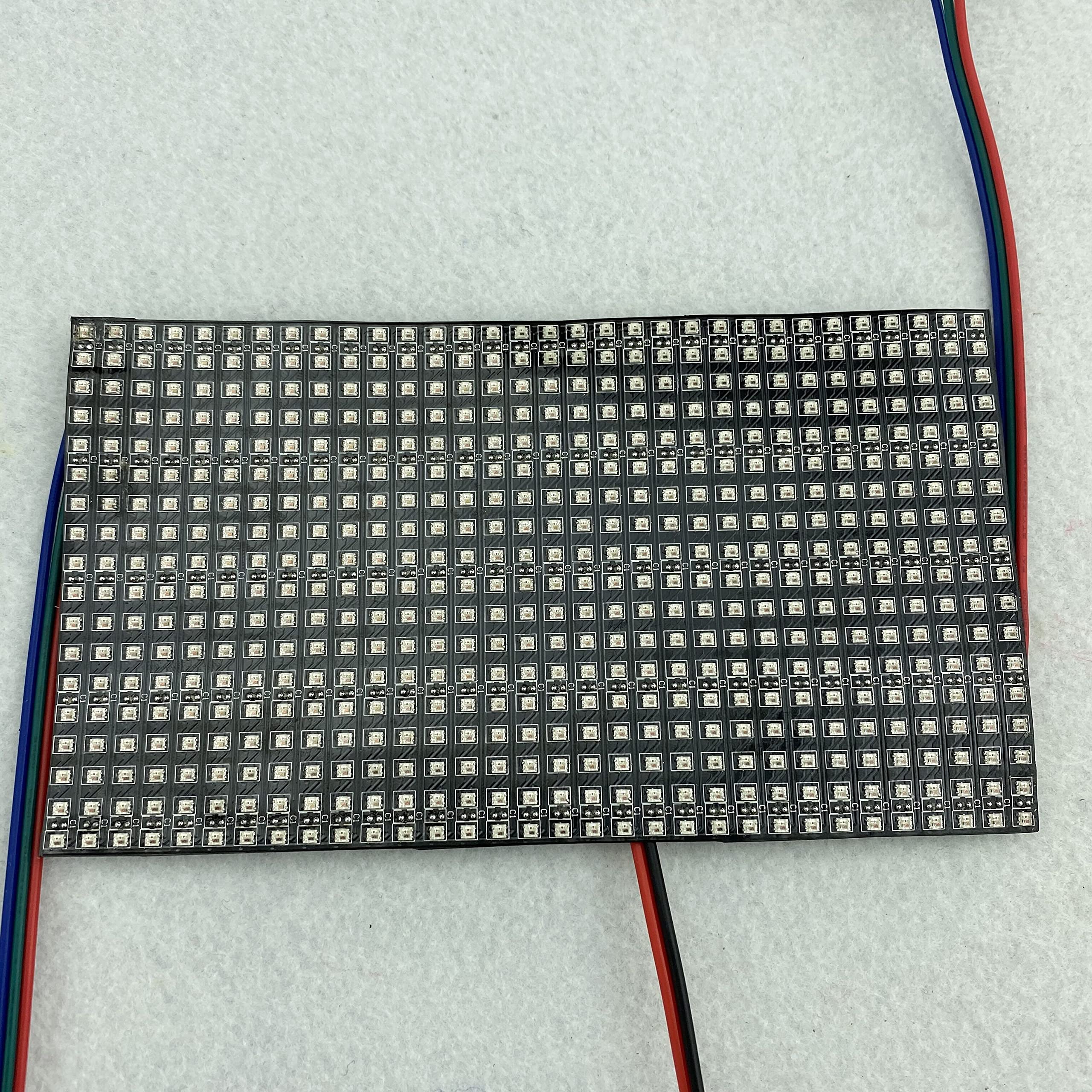 Panneau Lumineux Flexible adressable LED P5mm WS2812C-2020 SMD 18x32 Pixels, Taille: 90mm x 160mm, entrée DC5V, Tableau Noir