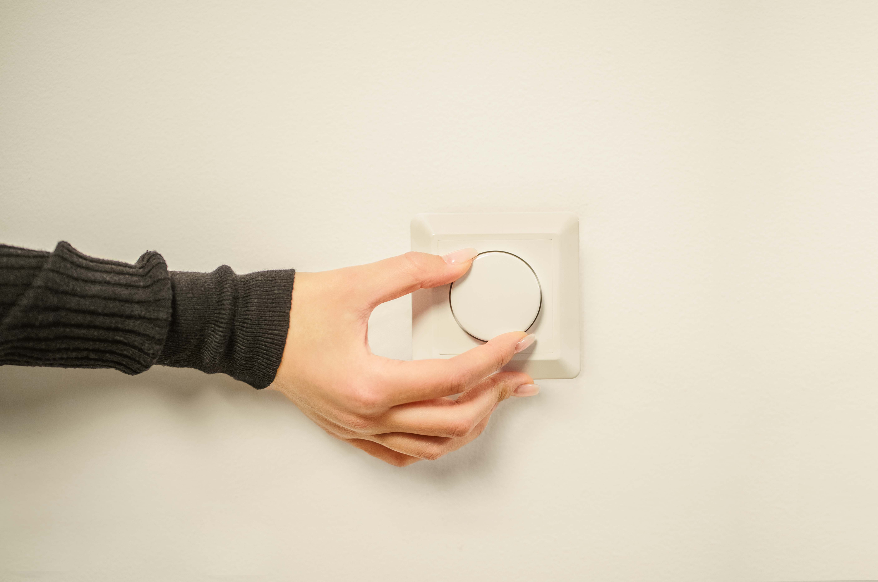 Stad met verlichting in winterweer