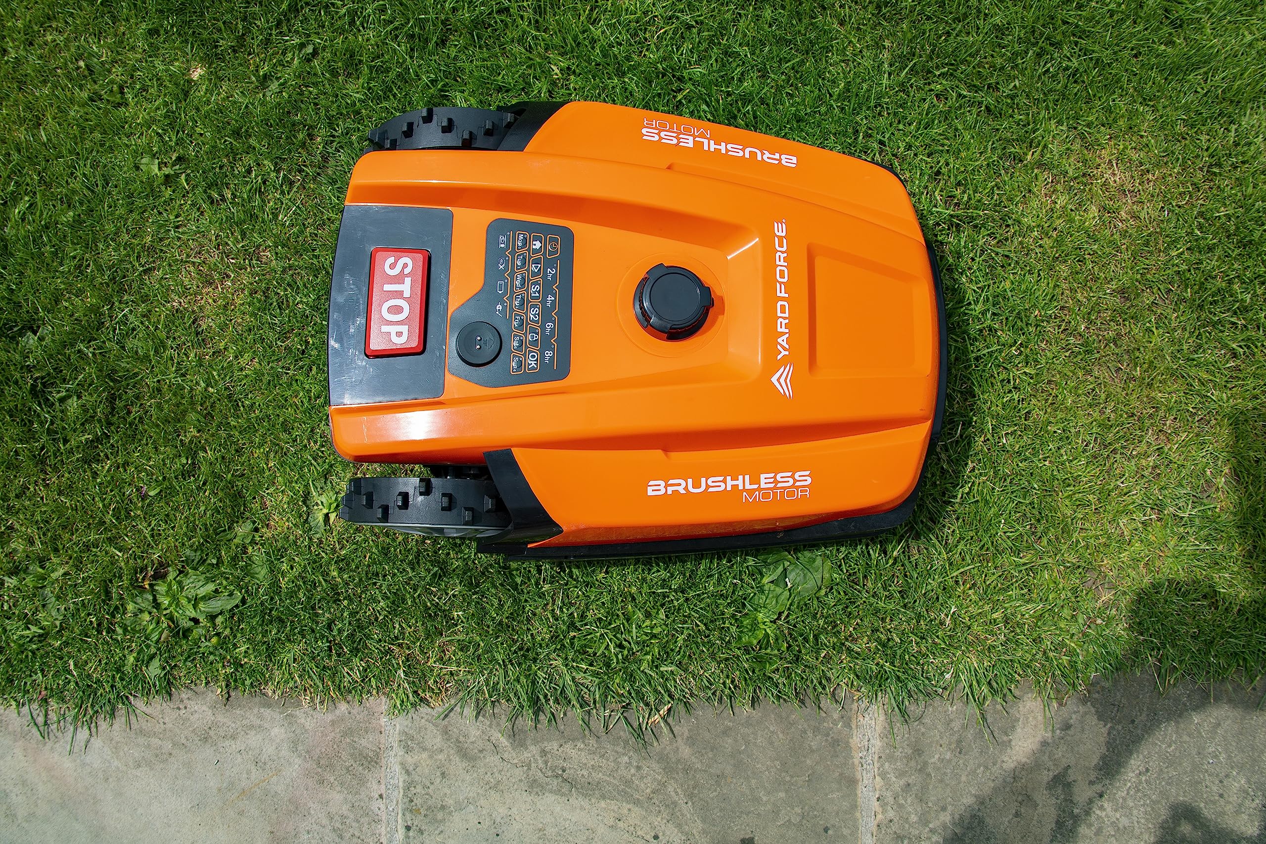 YARD FORCE Robot cortacésped Classic 600B hasta 600 m² - Robot cortacésped autopropulsado con Control Bluetooth y aplicación, Sensor de Lluvia, Motor sin escobillas, 40% de inclinación y Panel de
