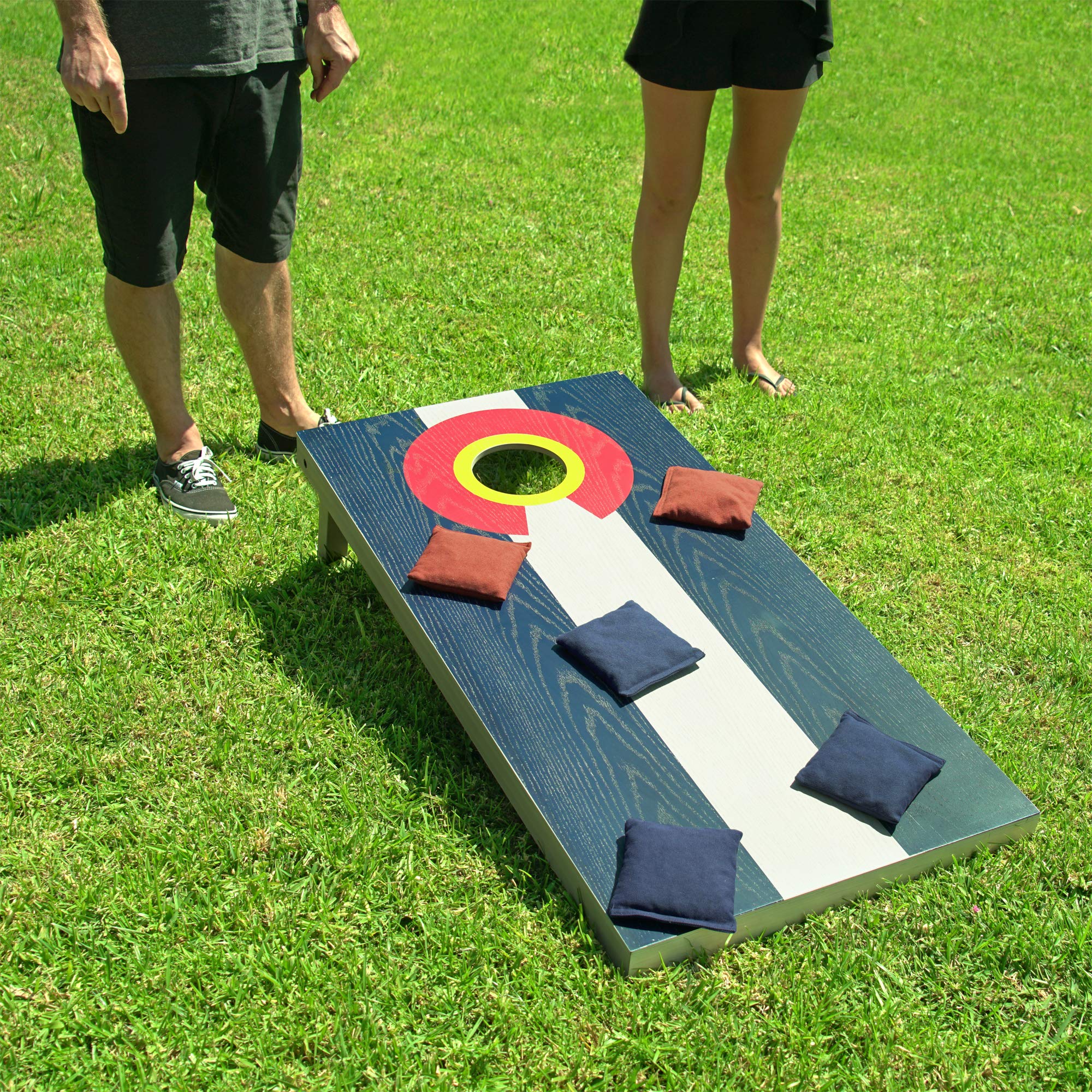 GoSports Zestawy drewnianych otworów Cornhole z serii flag – wybierz amerykańską flagę lub flagi państwowe – zawiera dwie tablice o wymiarach 1,2 m x 0,6 m, 8 worków do siedzenia, futerału i zasady