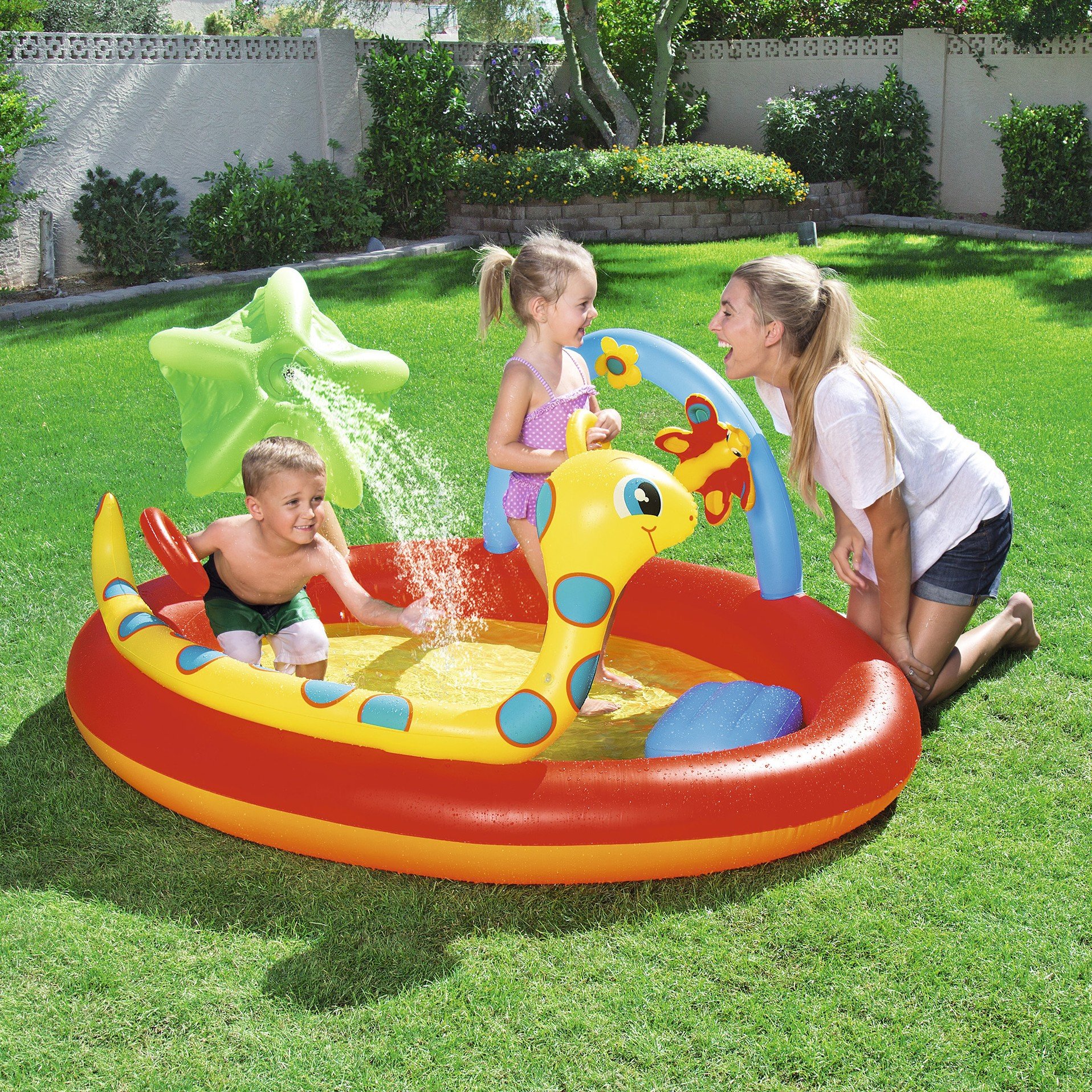 Bestway Aire de Jeux Multifonction 192 x 150 x 88 cm + Jet d'eau avec raccordement Tuyau d'arrosage