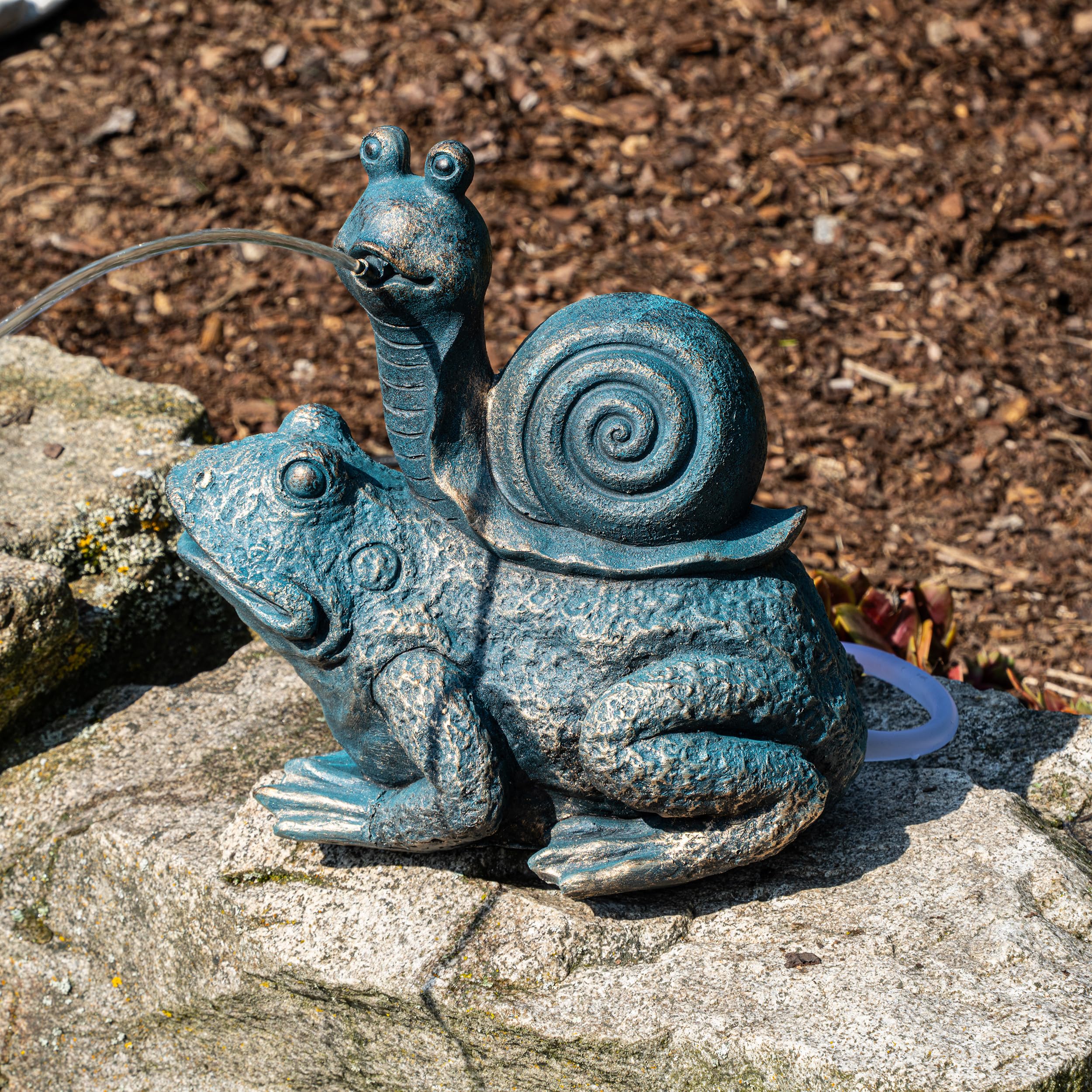 Esotec Solar Wasserspeier Komplettset, Max und Moritz, Frosch mit Schnecke, Gartenteich Wasserspiel, Vogeltränke, Gartenbrunnen mit Solarpumpe, H=26,5cm 101684