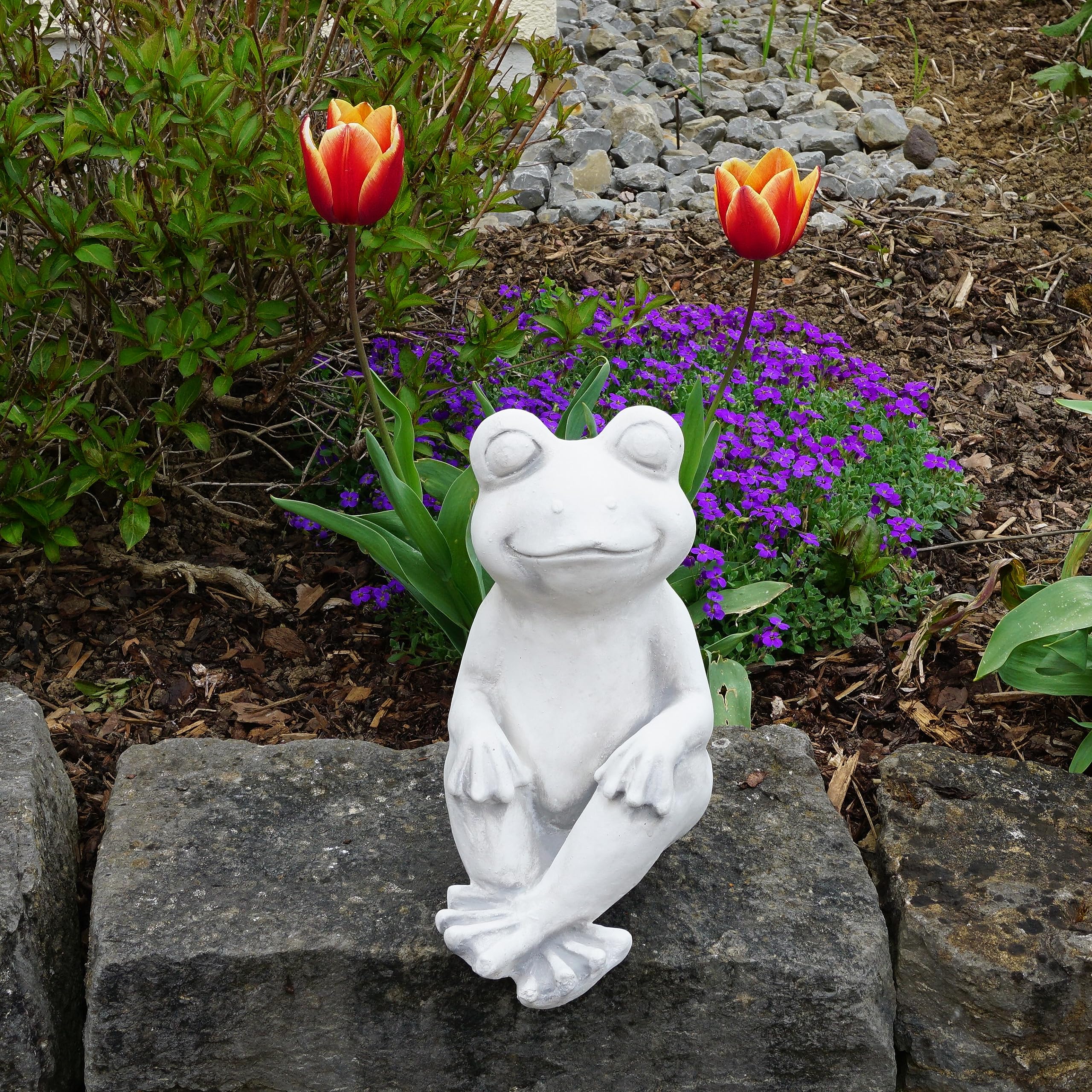 gartendekoparadies.de Froggi – der Glückliche Frosch, Steinfigur aus Steinguss, Grau, Frostsicher, H. 29 cm, 11 kg, für Außenbereich (Froggi)