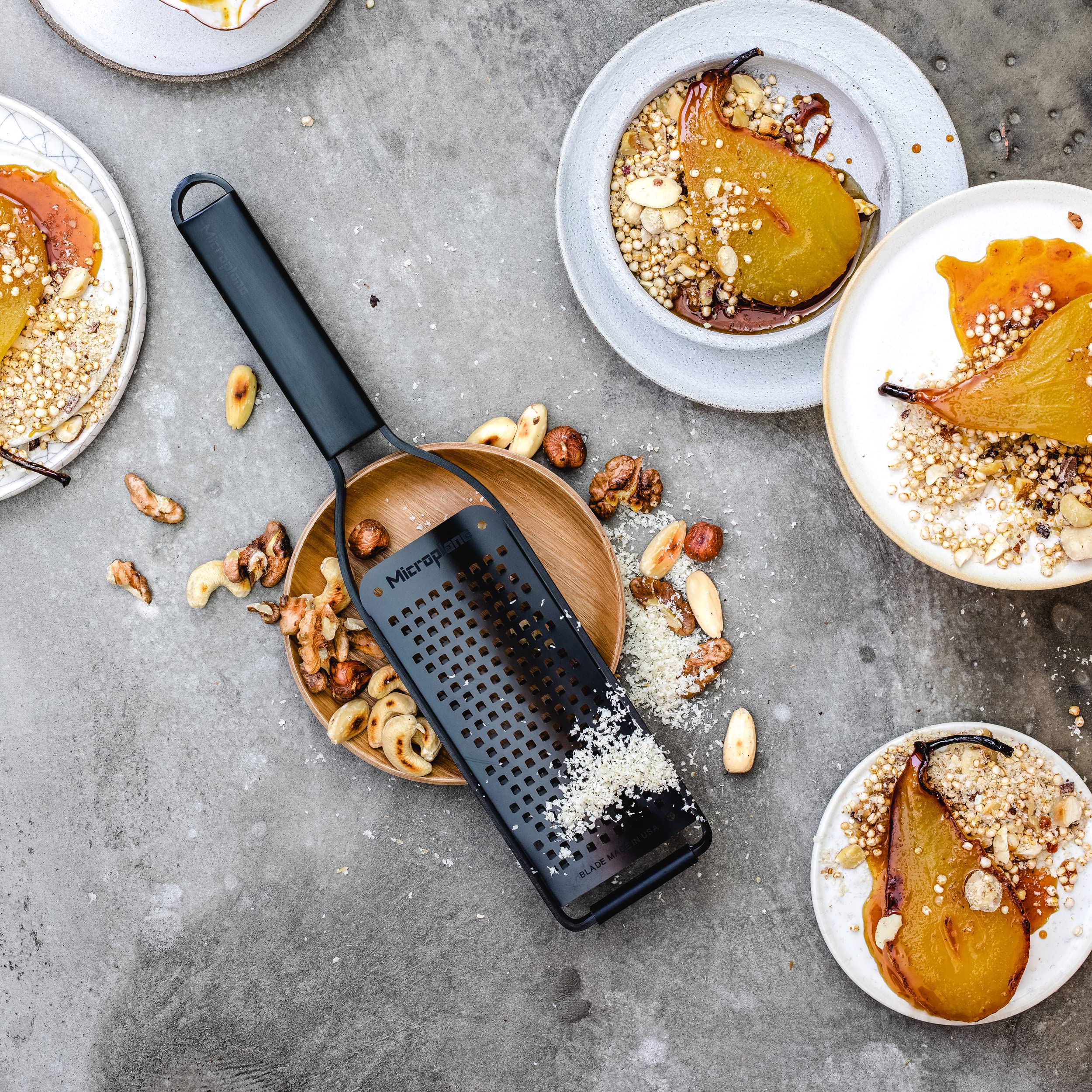 Microplane Grattugia da Cucina con Lama Spessa in Acciaio Inox Made in USA per Formaggio, Carote, Zenzero, Cocco e rafano della Serie Black Sheep