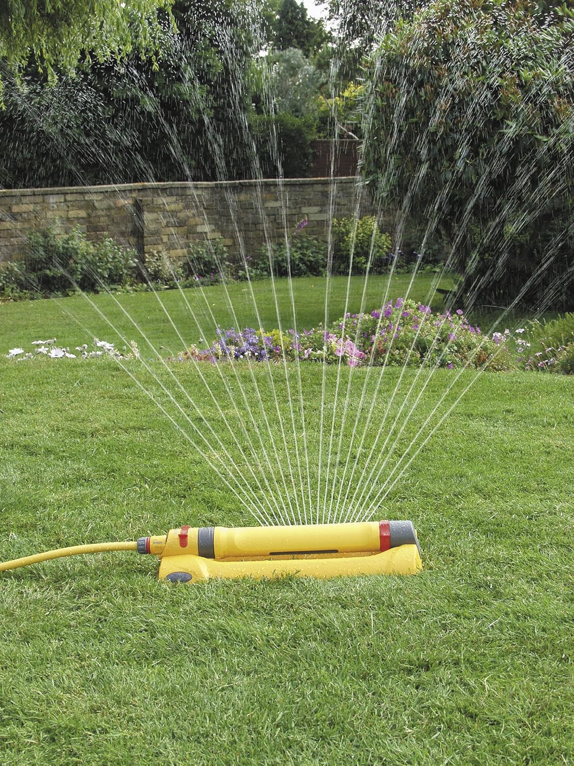 HOZELOCK - Rectangular Oscillating Sprinkler Pro 200 m² : Medium-Area Rectangular Spray Sprinkler, Ideal for Lawns and Established Plants, Adjustable Oscillation Zone, 2 Jets : Yellow [2976P0000]