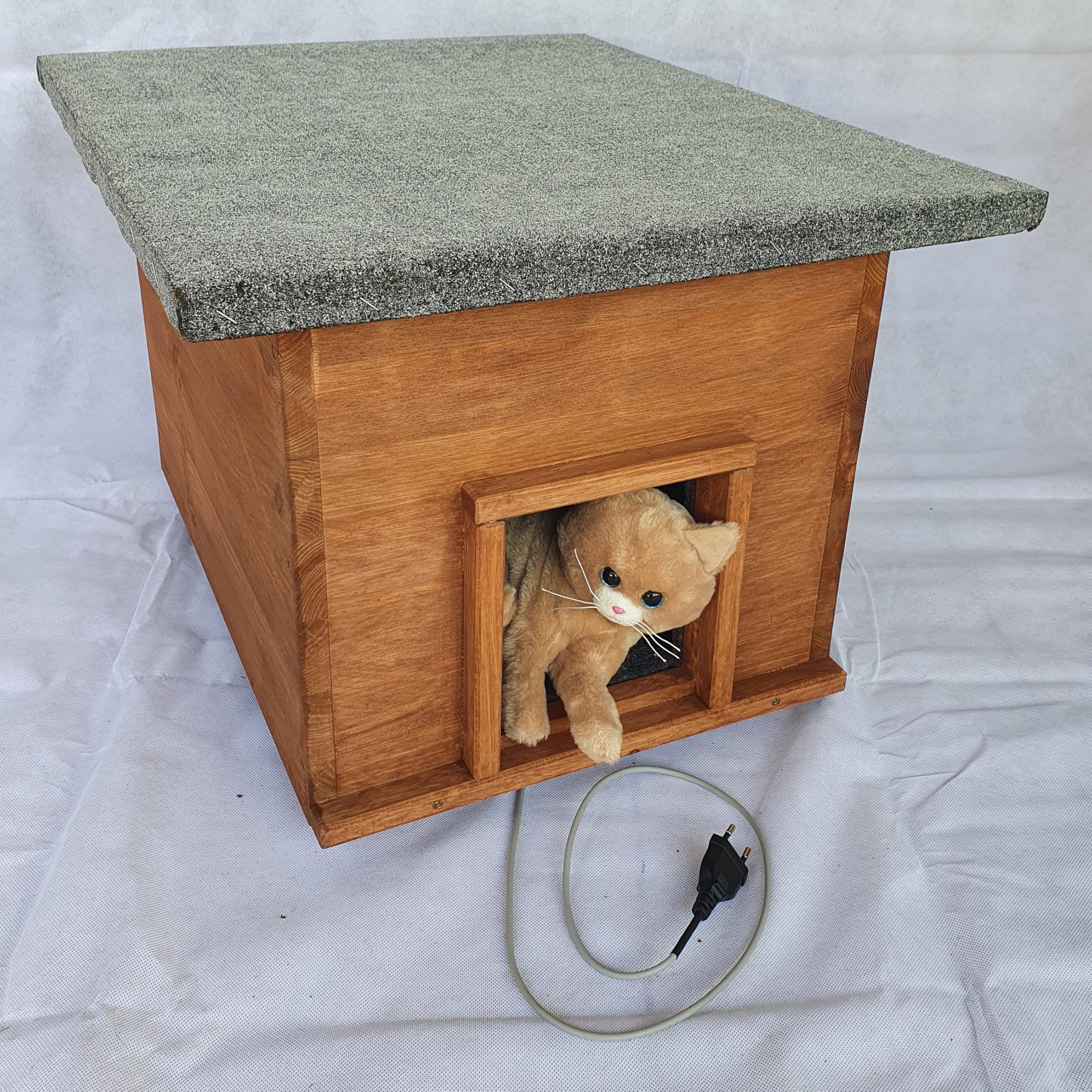 Maison pour chat contre le froid hivernal grâce au chauffage et aux parois isolées