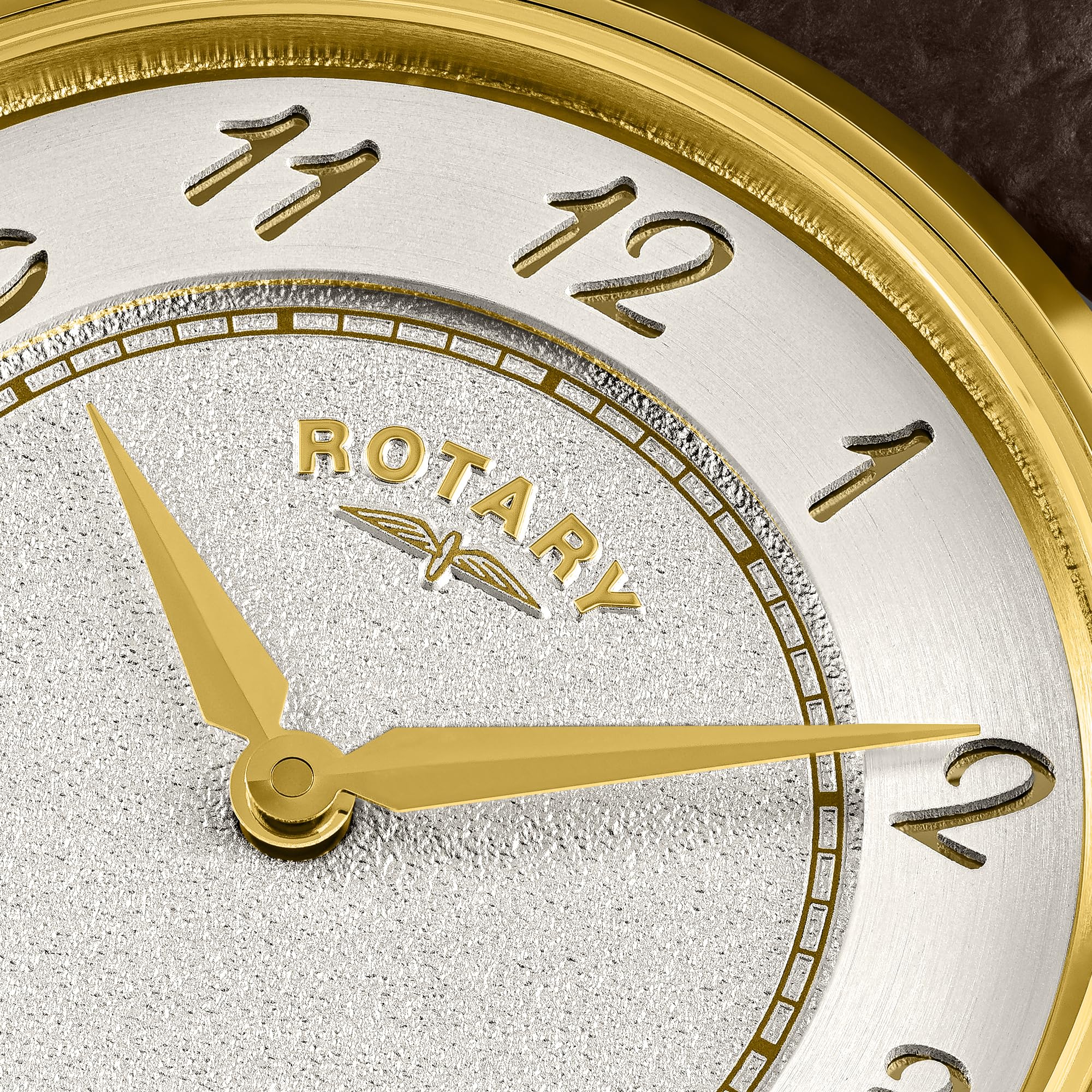 Rotary Correa de cuero marrón con esfera blanca de acero inoxidable chapado en oro para mujer