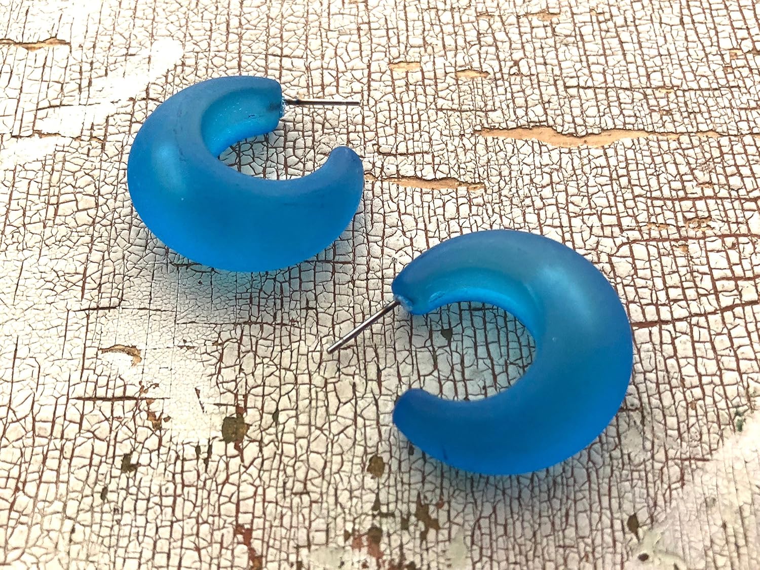 Aqua Blue Hoop Earrings | vintage frosted lucite snail shell hoops - SNL-BL-1