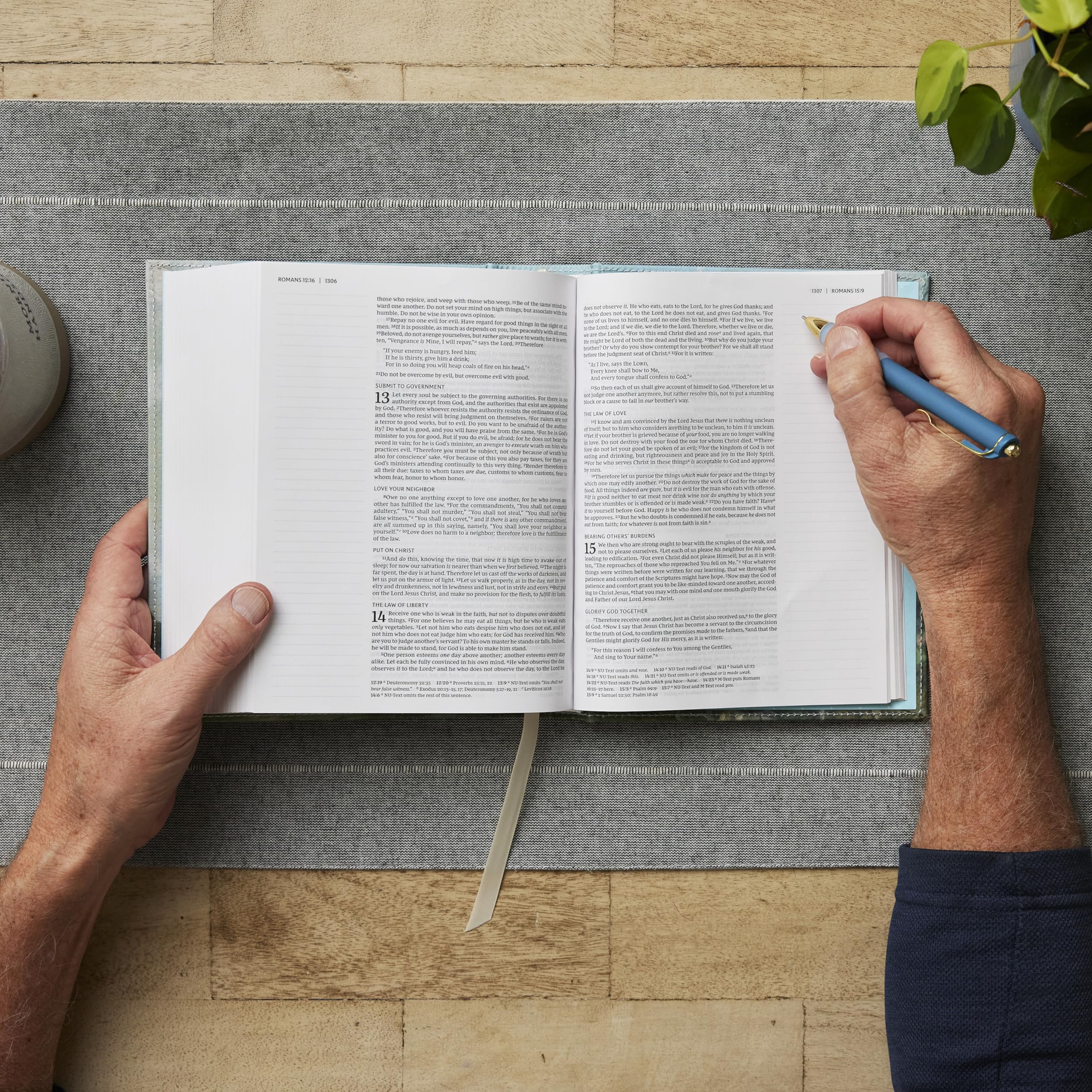 NKJV, Journal the Word Bible, Cloth Over Board, Gray Floral, Red Letter Edition, Comfort Print: Reflect, Journal, or Create Art Next to Your Favorite Verses