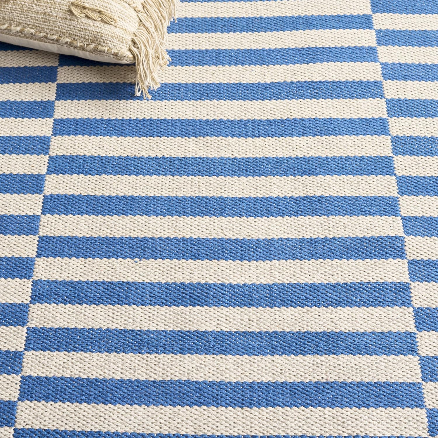 SAFAVIEH Montauk Collection Accent Rug - 2'3" x 3'9", Ivory & Blue, Handmade Stripe Cotton, Ideal for High Traffic Areas in Entryway, Living Room, Bedroom (MTK715C)