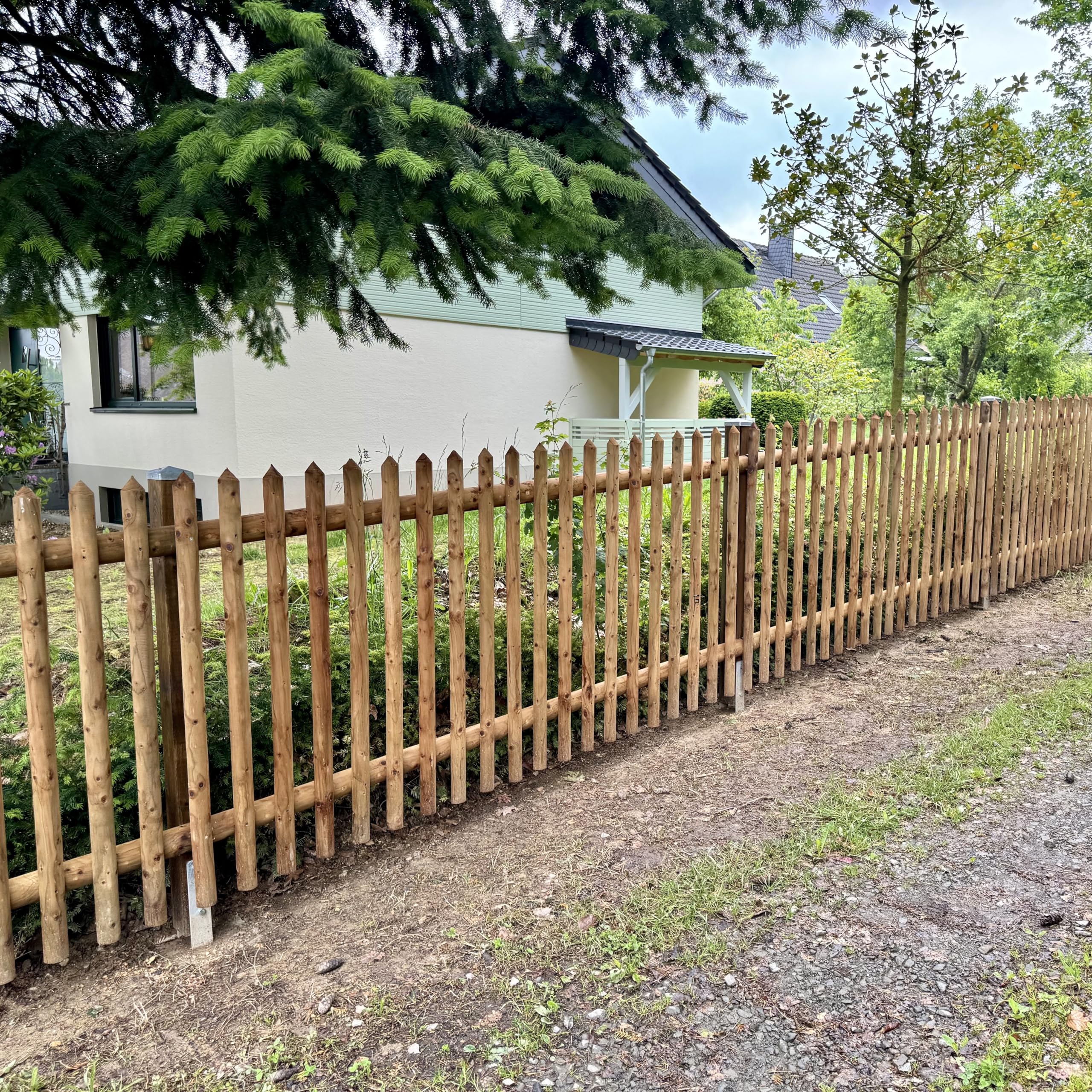 Valla vertical de jardín KDI marrón 120 x 250 cm – 22 listones puntiagudos, resistente a la intemperie e impregnada, 120 cm de alto, 250 cm de ancho, completamente montado, elemento de madera de