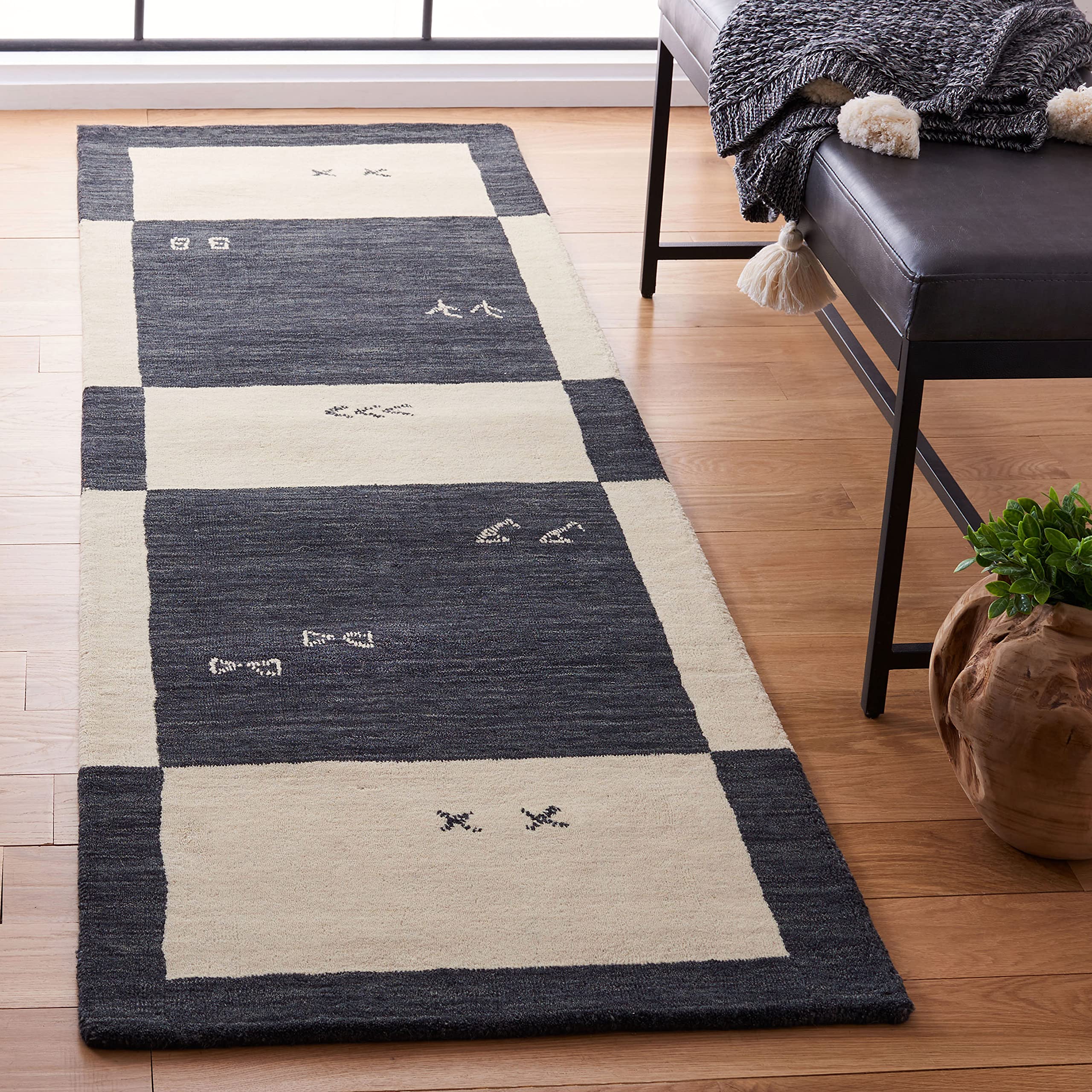SAFAVIEH Himalaya Collection Runner Rug - 2'3