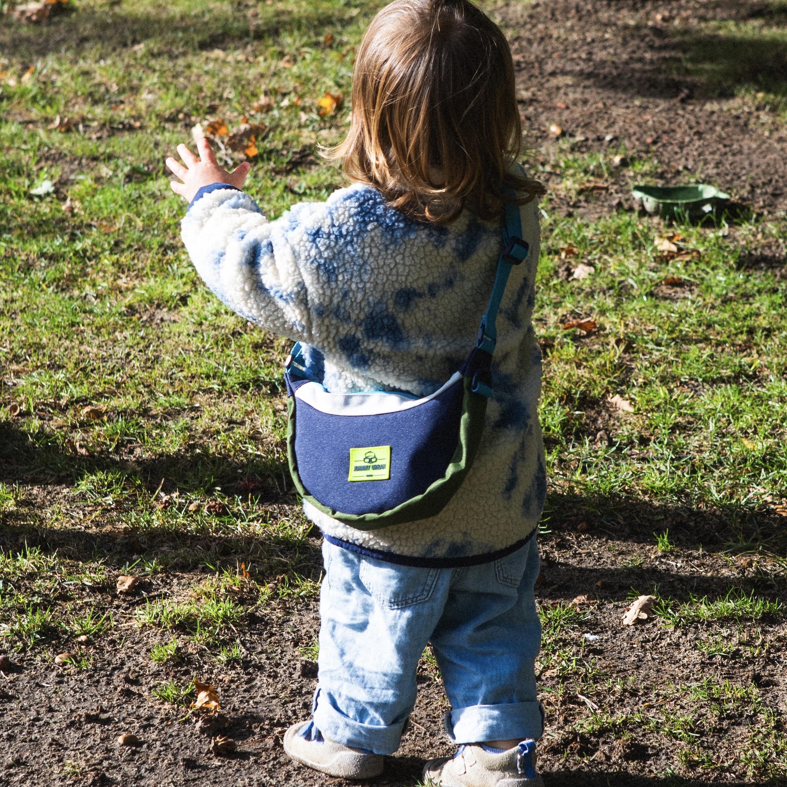 Johnny Urban Junior Pequeña Bolsa de Media Luna para Niñas y Niños - Mio - Mini Half Moon Bag - Bolsa Bandolera para Patio de Recreo, Jardín de Infancia - A partir de 3 años - Repelente al Agua