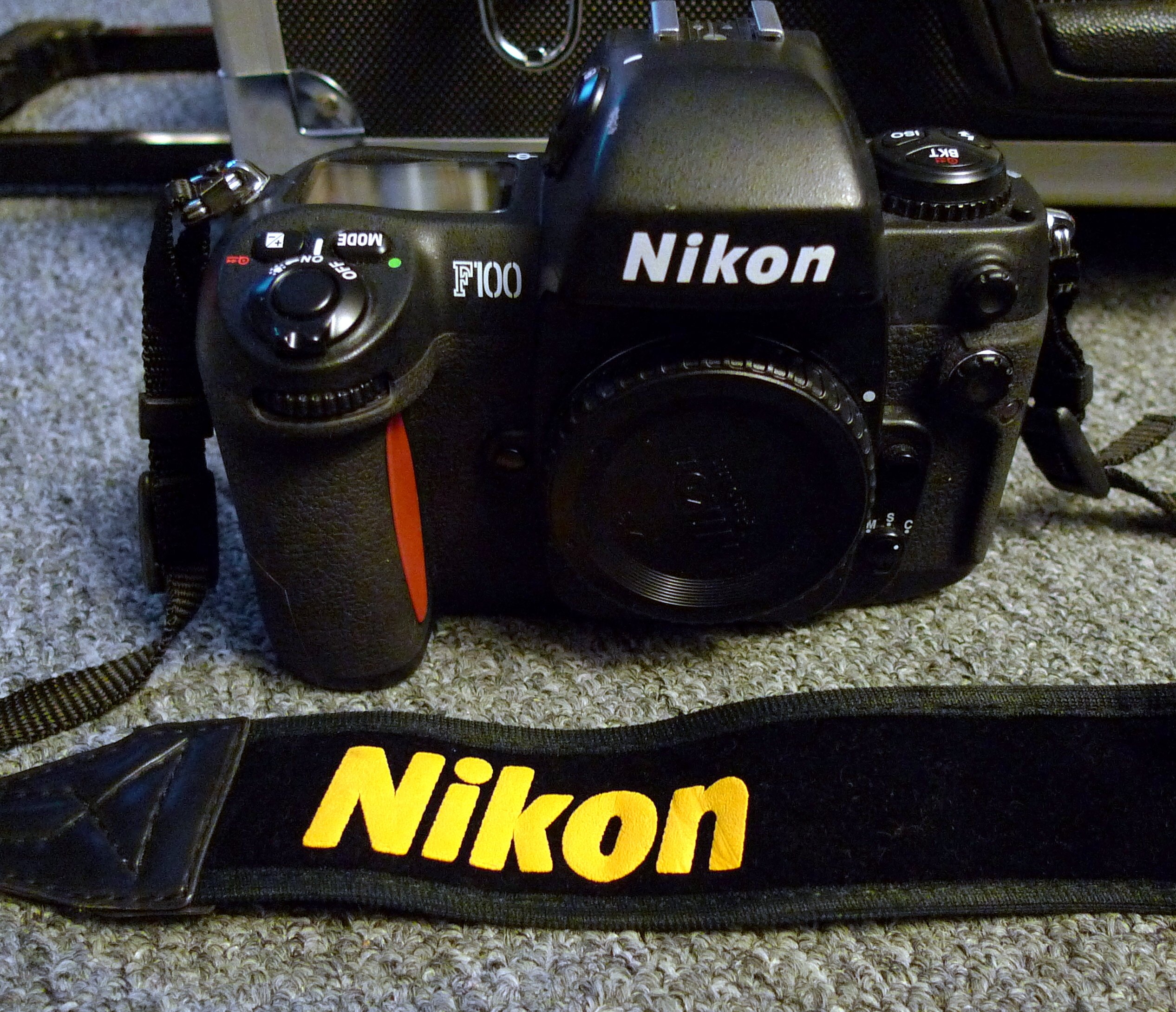 NIKON F100 35mm SLR Camera Body