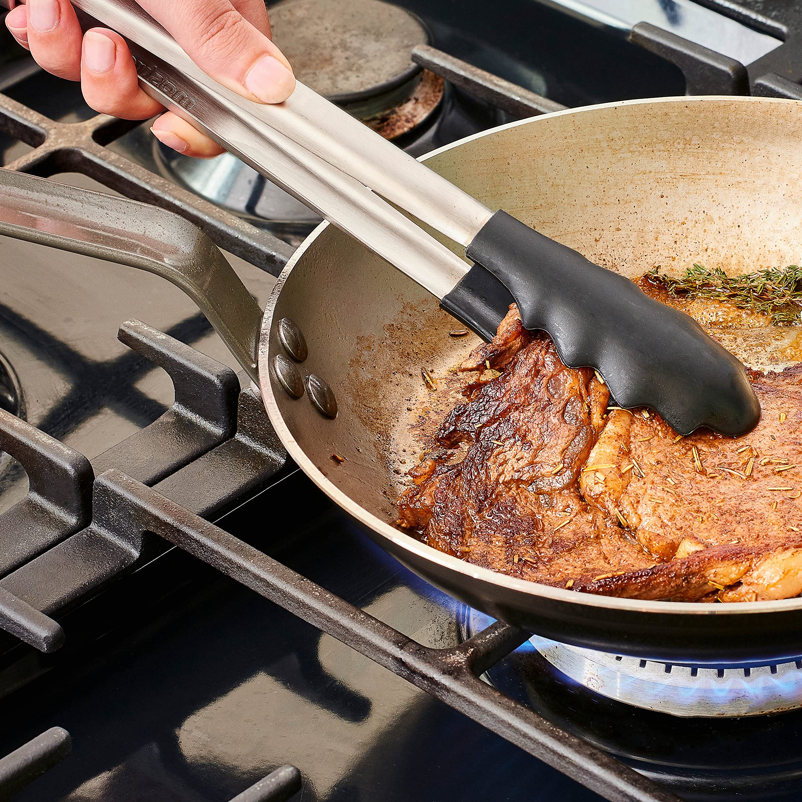 Mastrad - Pince De Cuisine - Multi-usages - Pince de Service - S'ouvre Et Se Ferme D'une Seule Main - Manche en Acier Inoxydable - Embouts en Silicone - Ne Raye Pas les Casseroles - 28 CM - Noire