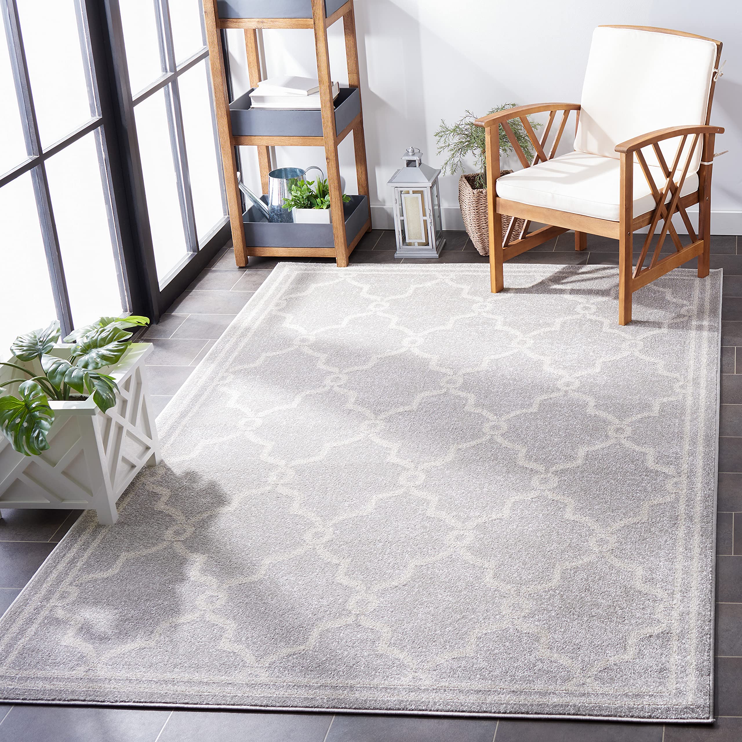 Safavieh Trellis Indoor/Outdoor Woven Rectangle Area Rug, Amherst Collection, AMT414, in Light Grey / Ivory, 122 X 183 cm for Garden, Patio or Any Outdoor Space