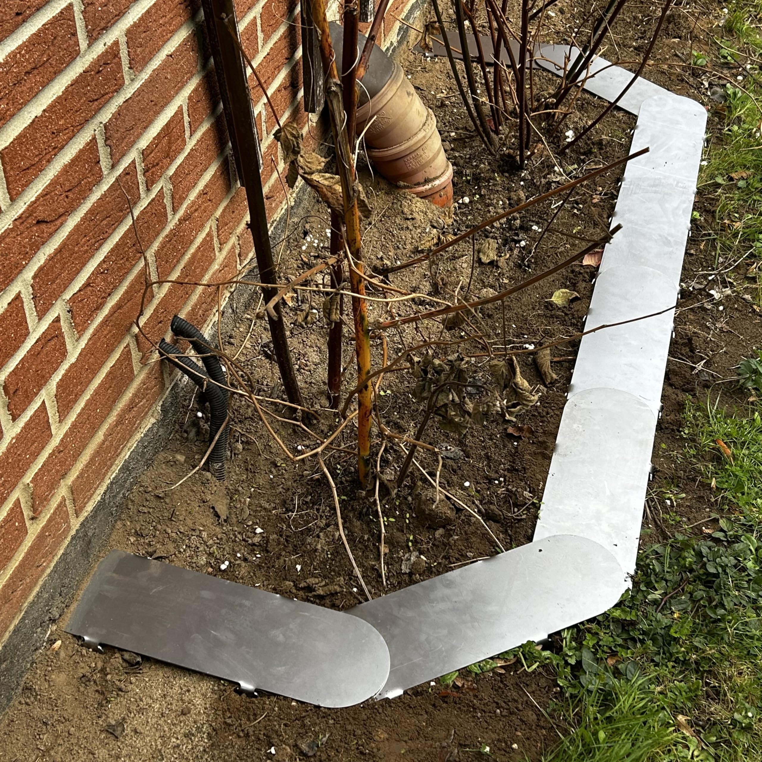 8er Set Edelrost Rasenkantensteine, Rasenkante aus Metall – Stabile Beeteinfassung & Mähkante für Garten, Rasen & Beete – Langlebig, Einfache Montage, ideal für Rasenmäher, Rasenroboter, Mähroboter