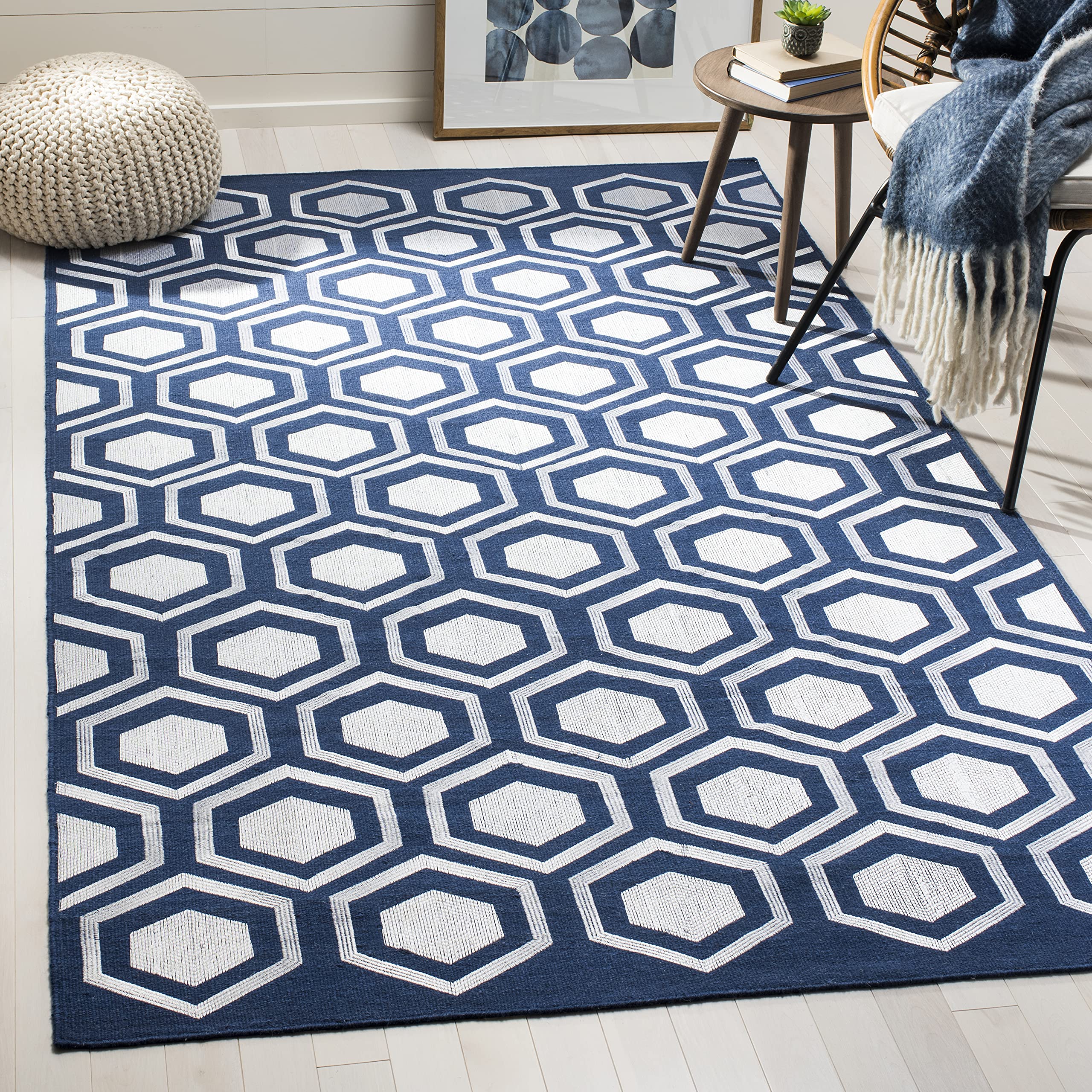 SAFAVIEH Tapis géométrique pour Salon, Salle à Manger, Chambre à Coucher - Kilim Collection, Tapis à Poil Court, Bleu Marine, 152 X 244 cm