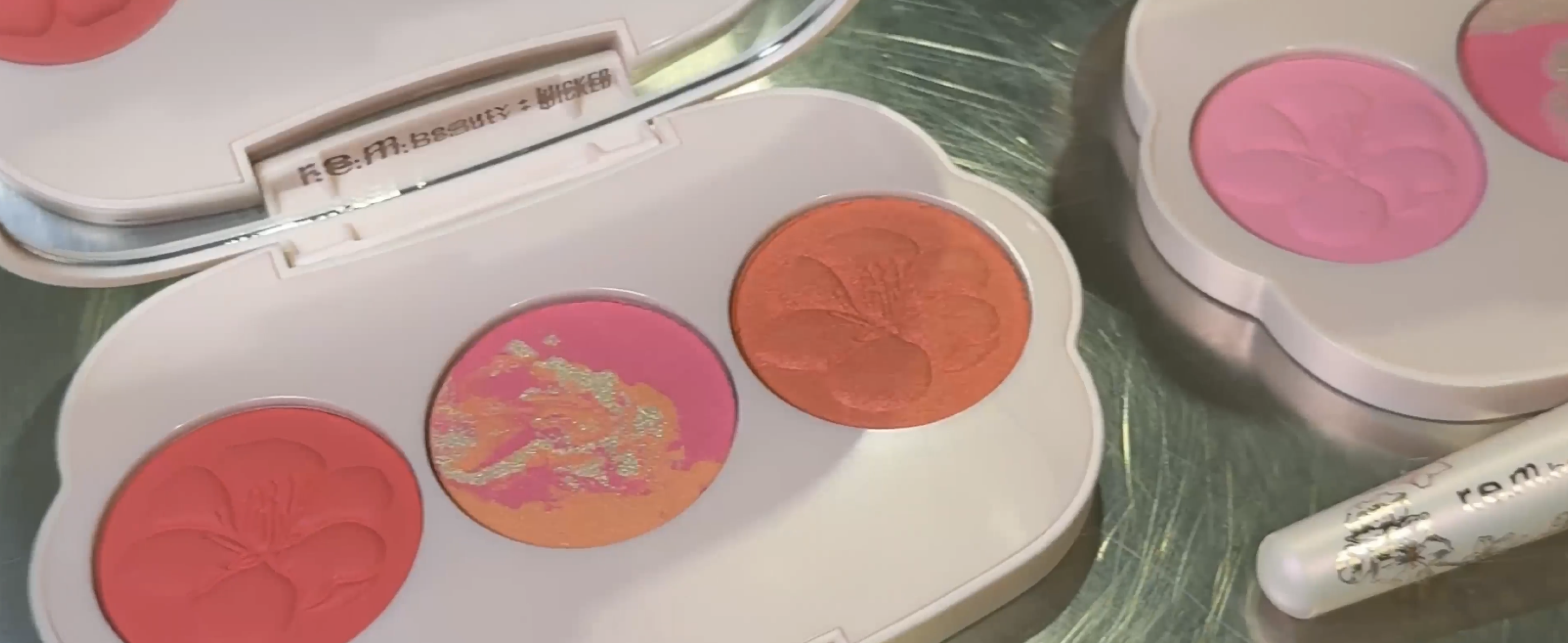 r.e.m beauty チェリーブロッサム ブラッシュパレット 〈コーラル〉 Amazon.com: r.e.m. beauty by Ariana Grande Wicked: For Good